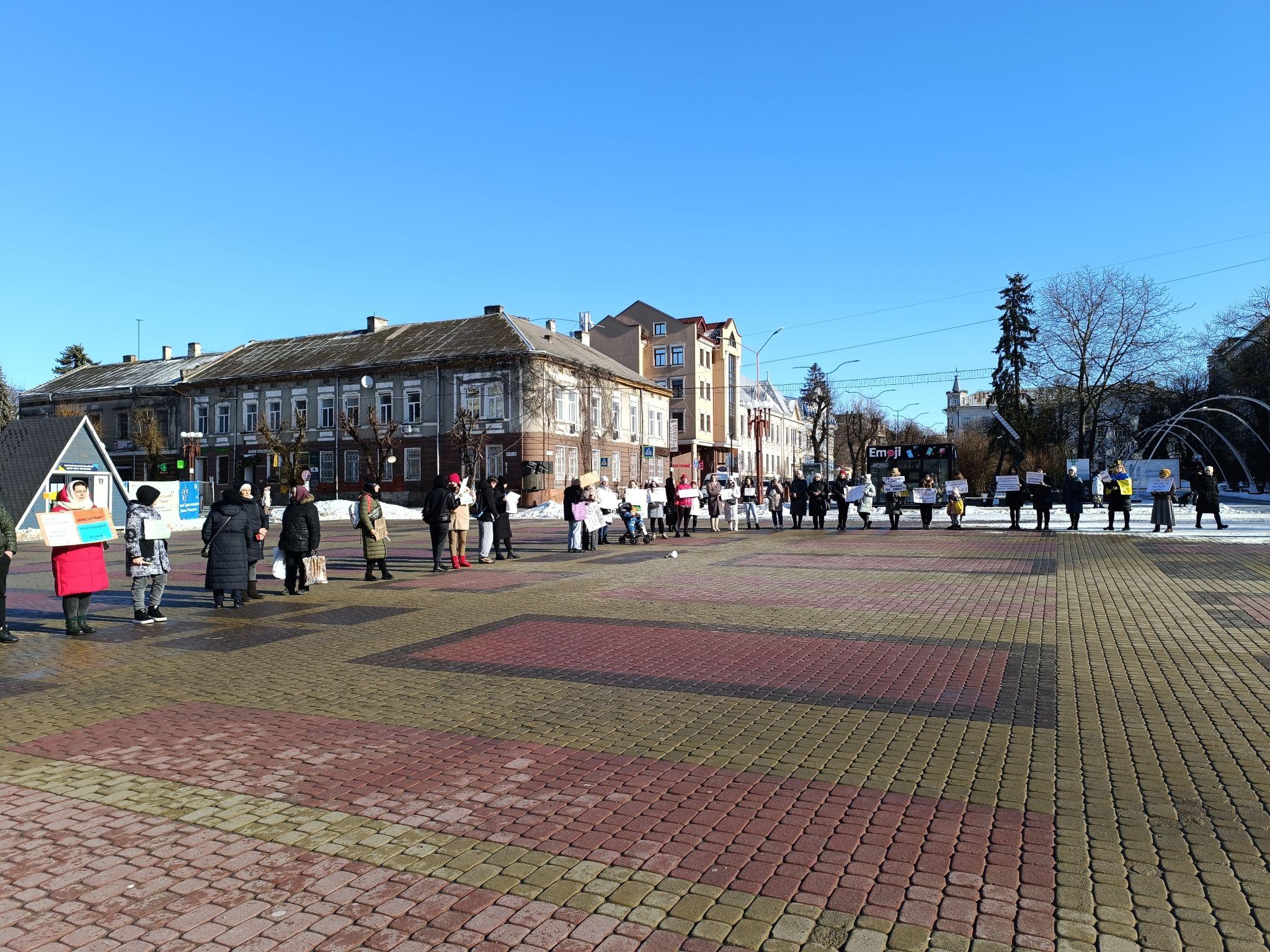 Новини Тернополя - фото з «Вимагаємо термінів служби!», «Військові теж втомлюються»: у центр Тернополя вийшли мітингувальники