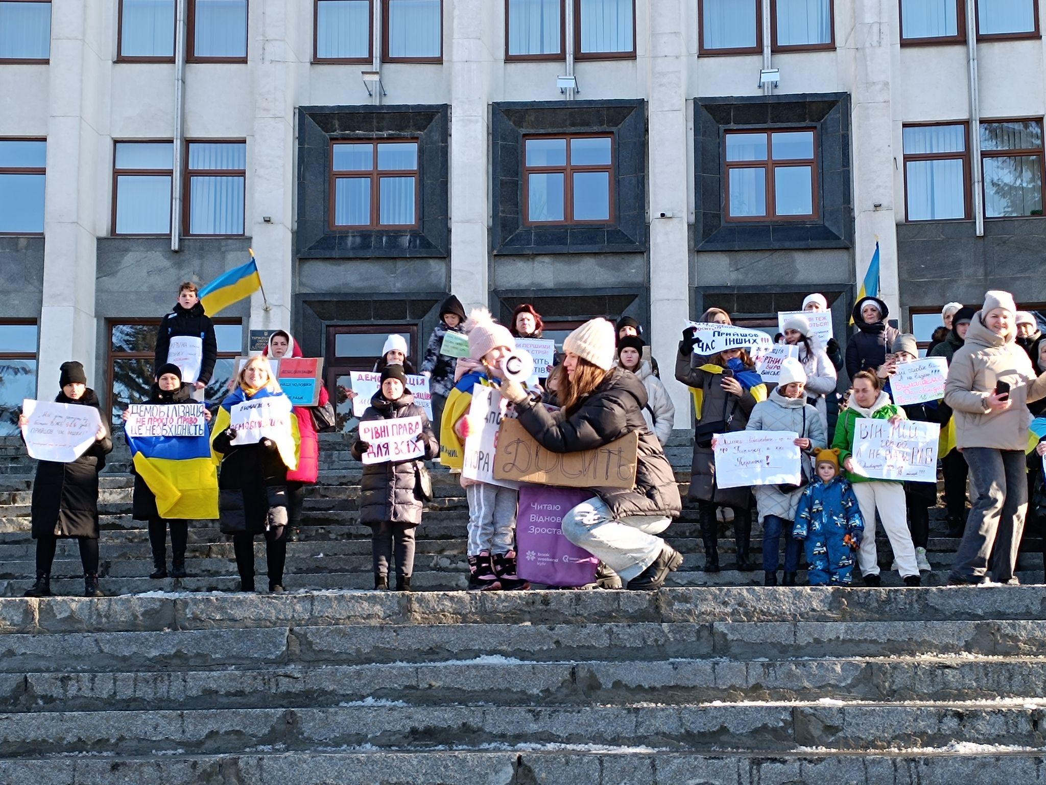 Новини Тернополя - фото з «Вимагаємо термінів служби!», «Військові теж втомлюються»: у центр Тернополя вийшли мітингувальники