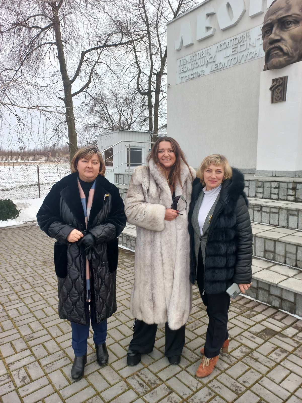 Новини Вінниці - фото з Могилевська заспівала «Щедрик» біля будинку Леонтовича на Вінниччині