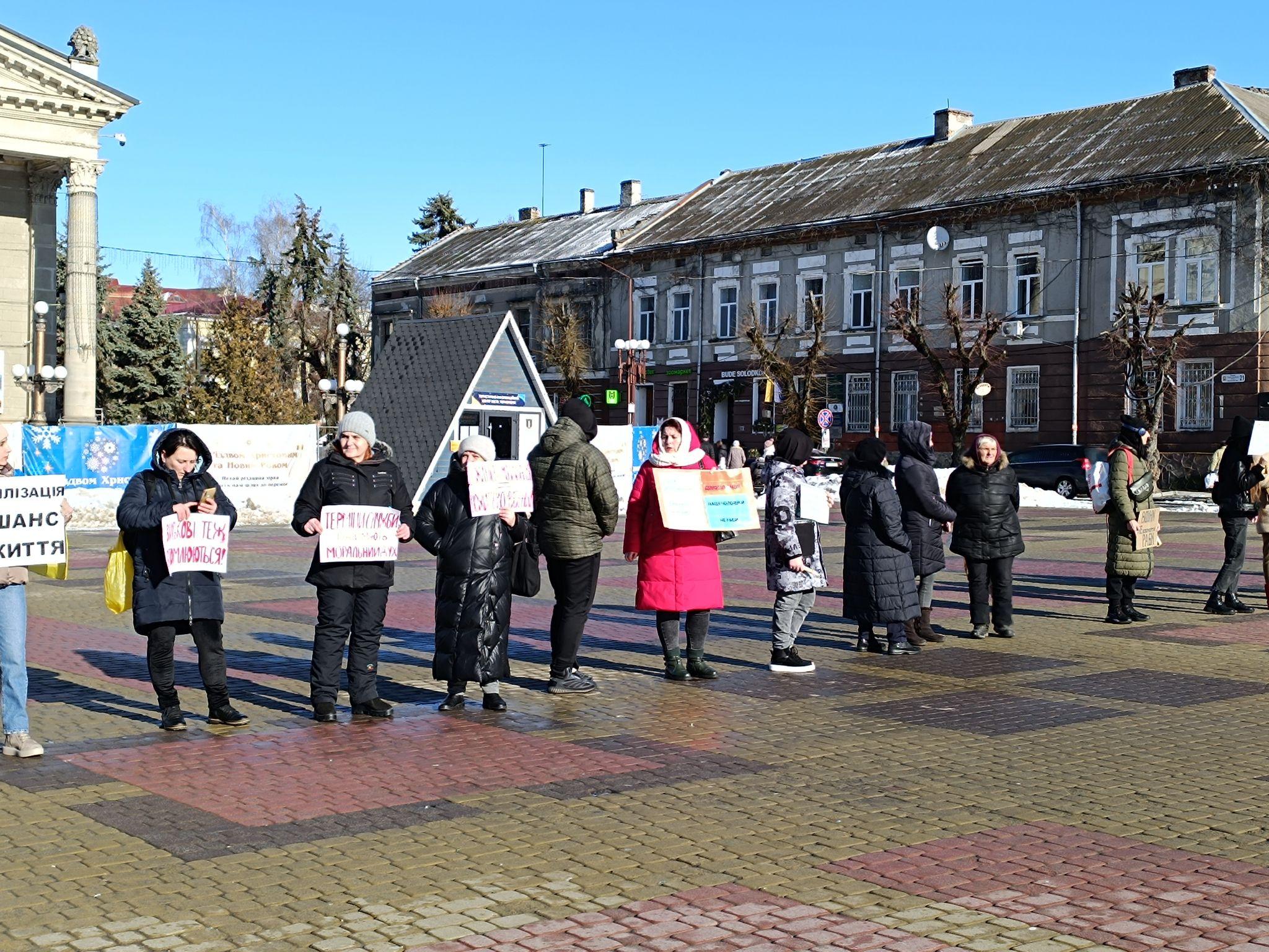 Новини Тернополя - фото з «Вимагаємо термінів служби!», «Військові теж втомлюються»: у центр Тернополя вийшли мітингувальники