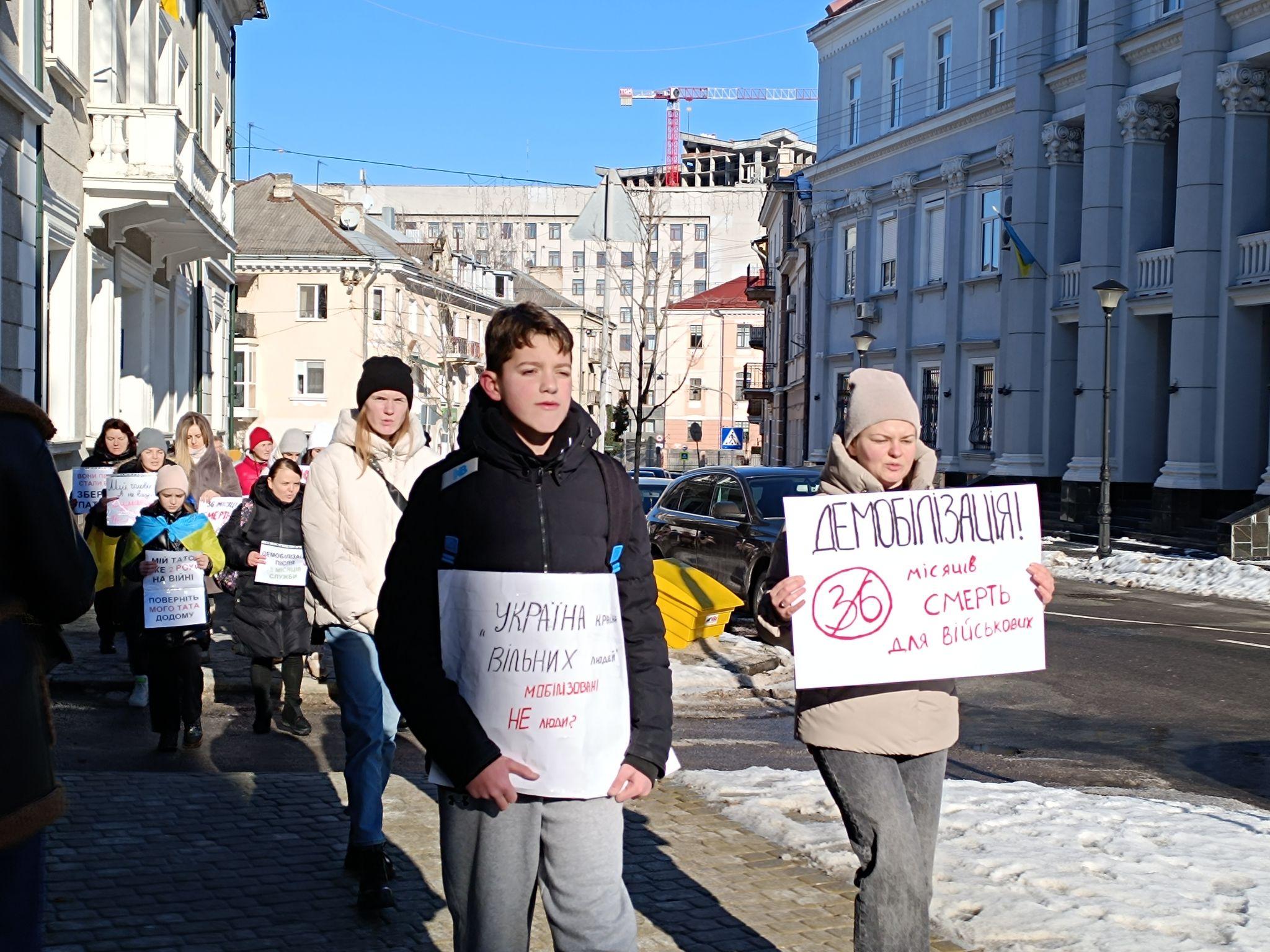 Новини Тернополя - фото з «Вимагаємо термінів служби!», «Військові теж втомлюються»: у центр Тернополя вийшли мітингувальники