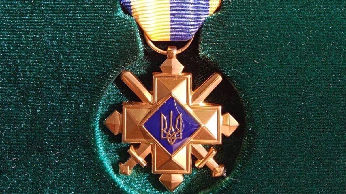 Новини Хмельницького - фото з Зеленський нагородив “Хрестом бойових заслуг” 22-річного командира з Кам’янеччини