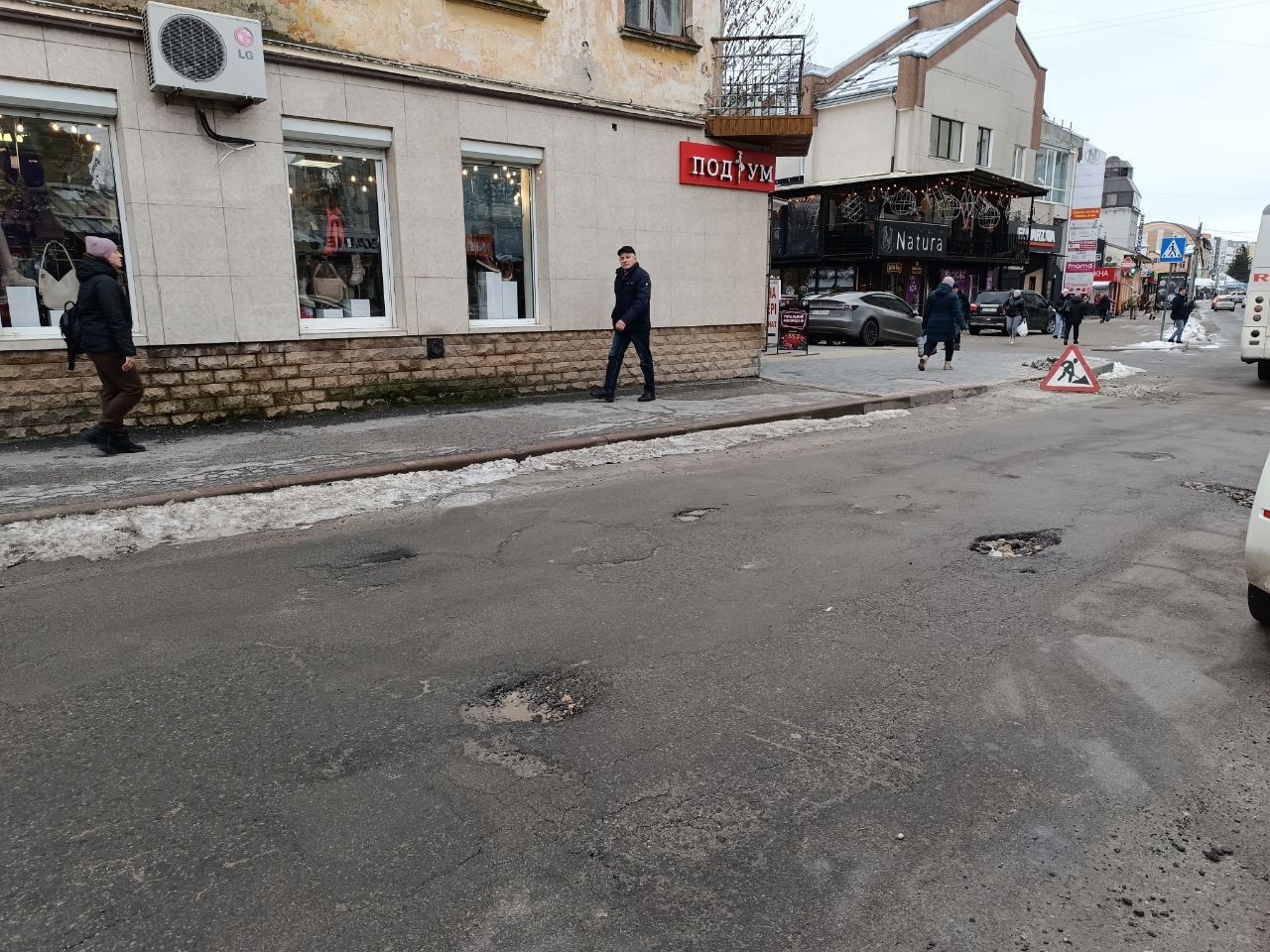 Новини Тернополя - фото з У Тернополі місцями латають ями. Чи ефективні такі роботи – пояснюють експерти