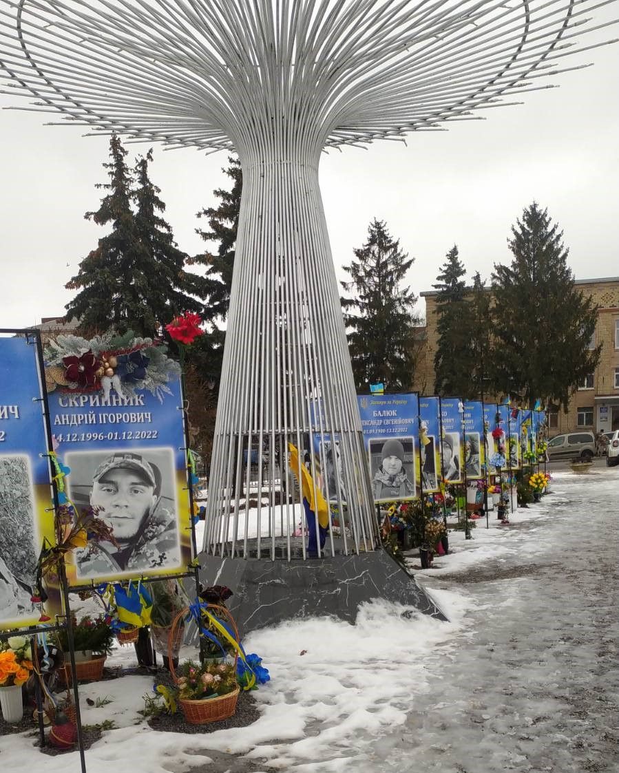 Новини Вінниці - фото з «І це не кримінал?» У Жмеринці вкрали сто троянд, які вдова з сином залишила у пам’ять про чоловіка