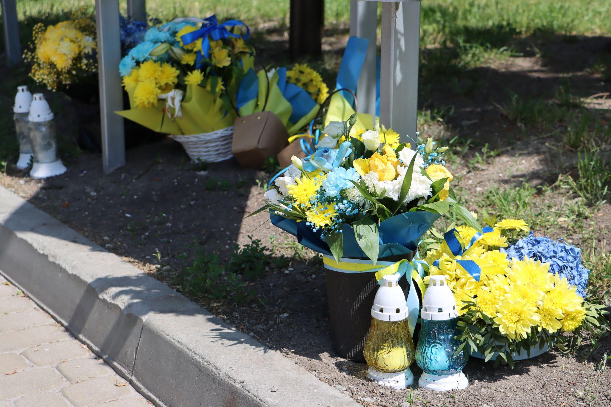 Новини Тернополя - фото з Бульвар Шевченка усіяний квітами: тернополяни вшановують пам’ять загиблих Героїв