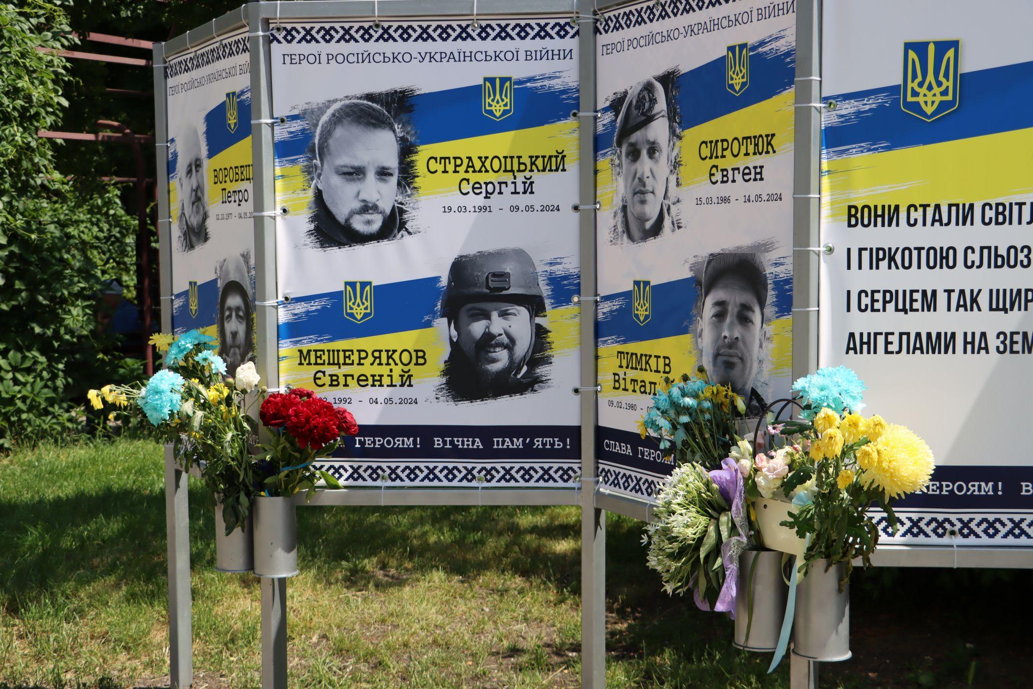 Новини Тернополя - фото з Бульвар Шевченка усіяний квітами: тернополяни вшановують пам’ять загиблих Героїв