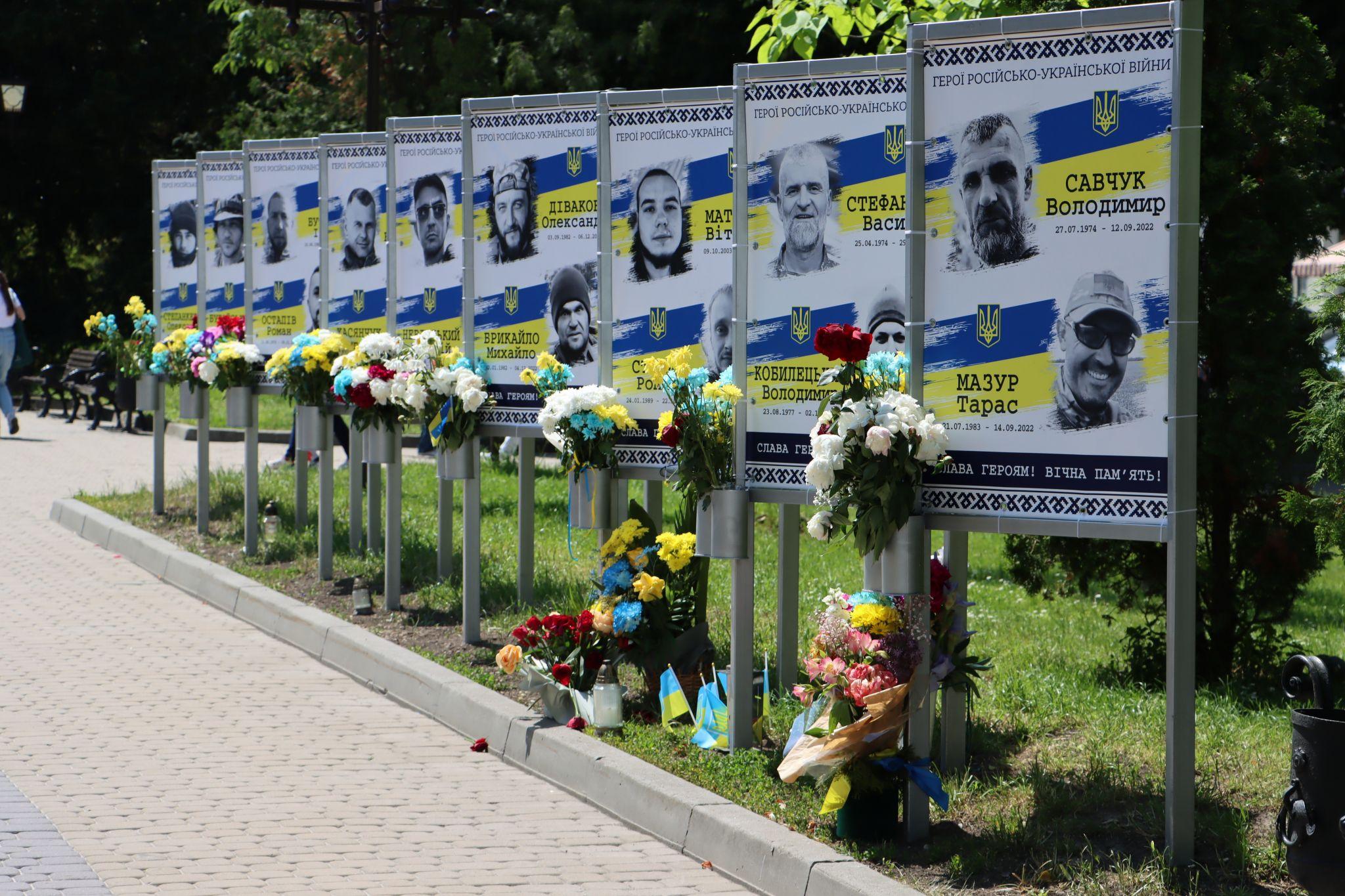 Новини Тернополя - фото з Бульвар Шевченка усіяний квітами: тернополяни вшановують пам’ять загиблих Героїв