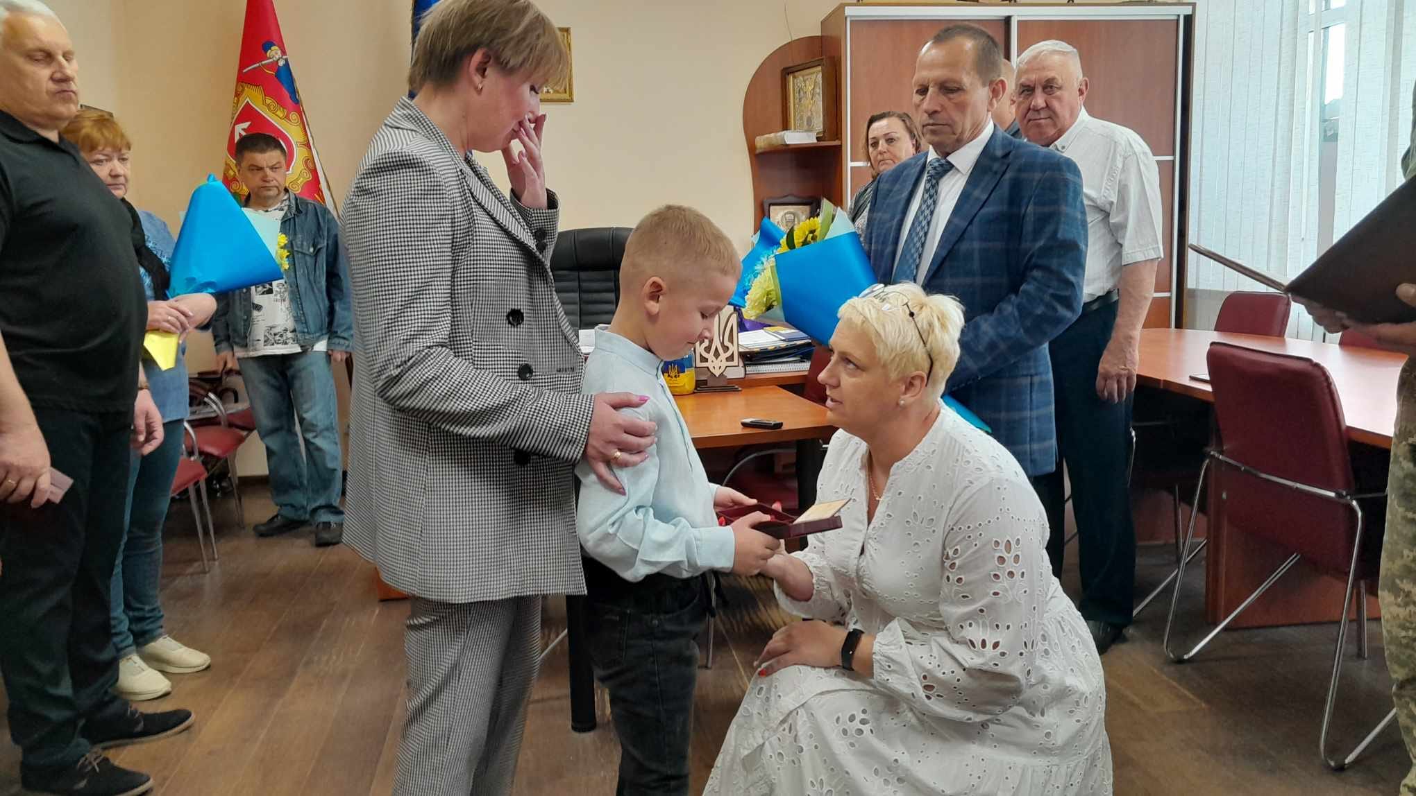 Новини Хмельницького - фото з Сім’ям полеглих бійців із Хмельниччини вручили державні нагороди