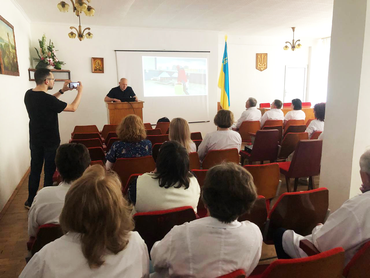 Новини Тернополя - фото з У Тернопільській обласній дитячій лікарні консультуватимуть відомі київські кардіохірурги На зображенні може бути: 14 людей та текст