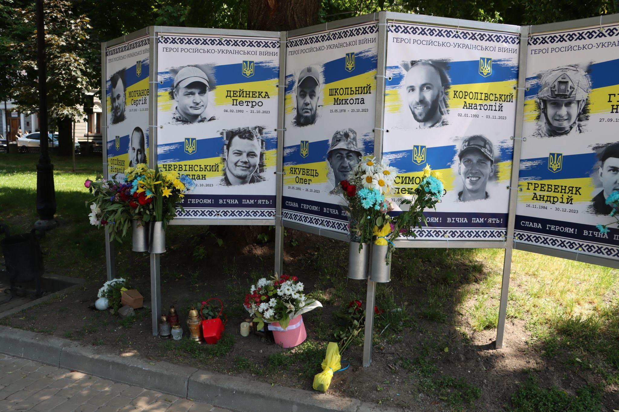 Новини Тернополя - фото з Бульвар Шевченка усіяний квітами: тернополяни вшановують пам’ять загиблих Героїв