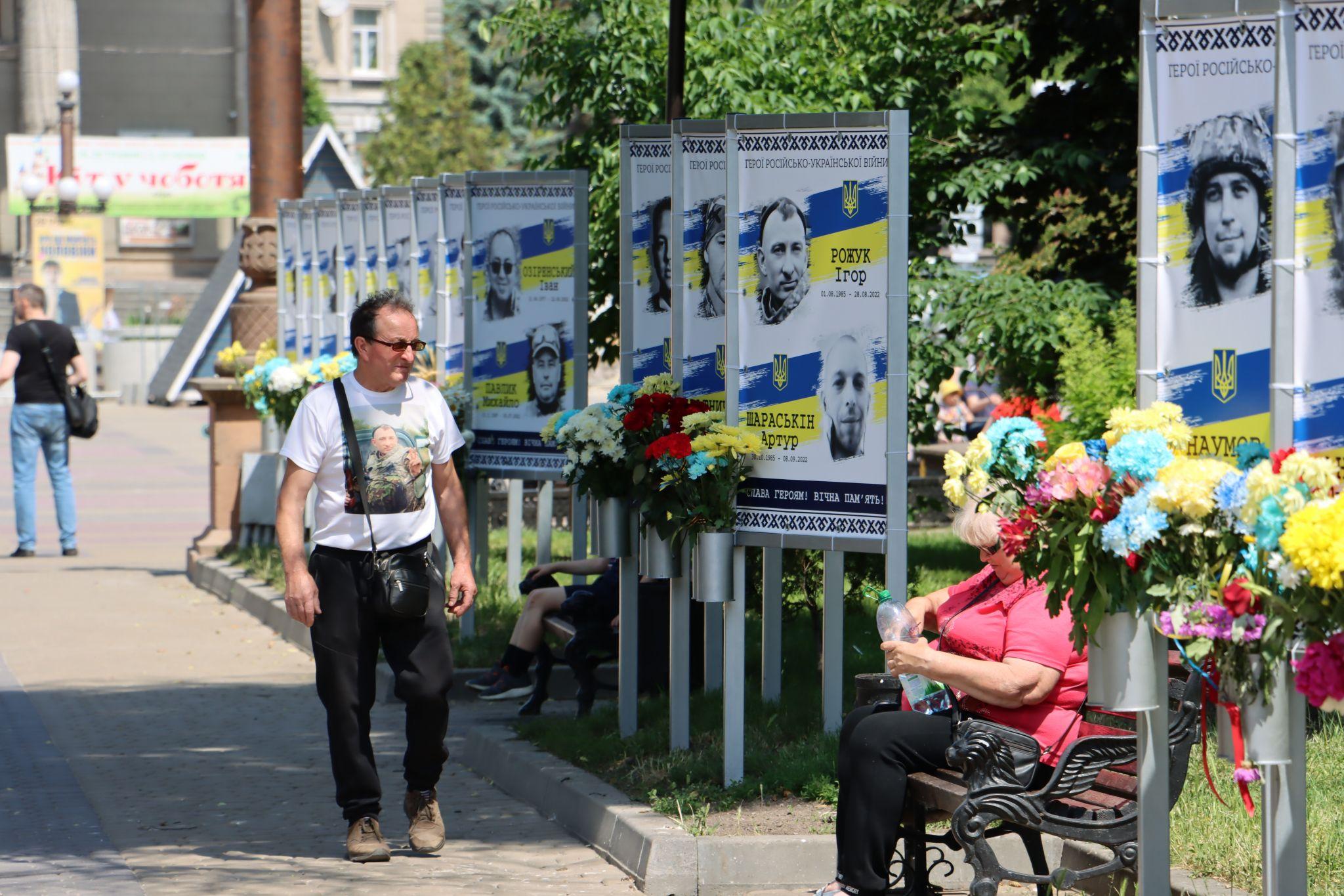 Новини Тернополя - фото з Бульвар Шевченка усіяний квітами: тернополяни вшановують пам’ять загиблих Героїв