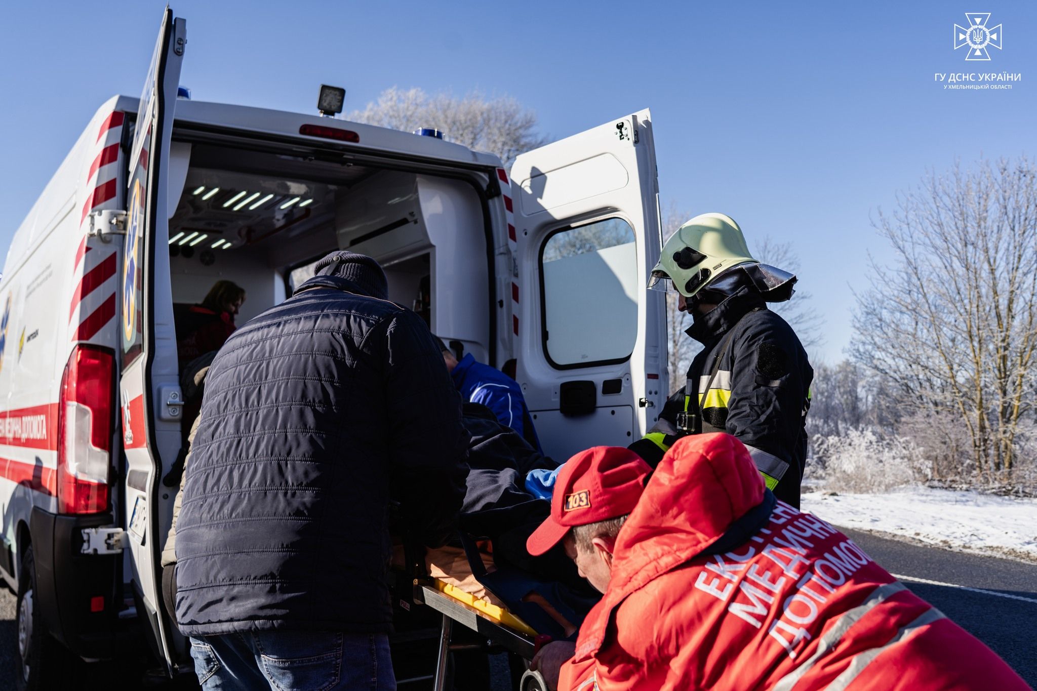 Новини Хмельницького - фото з ДТП біля Скаржинців за участю «швидкої»: троє людей в лікарні (ВІДЕО)