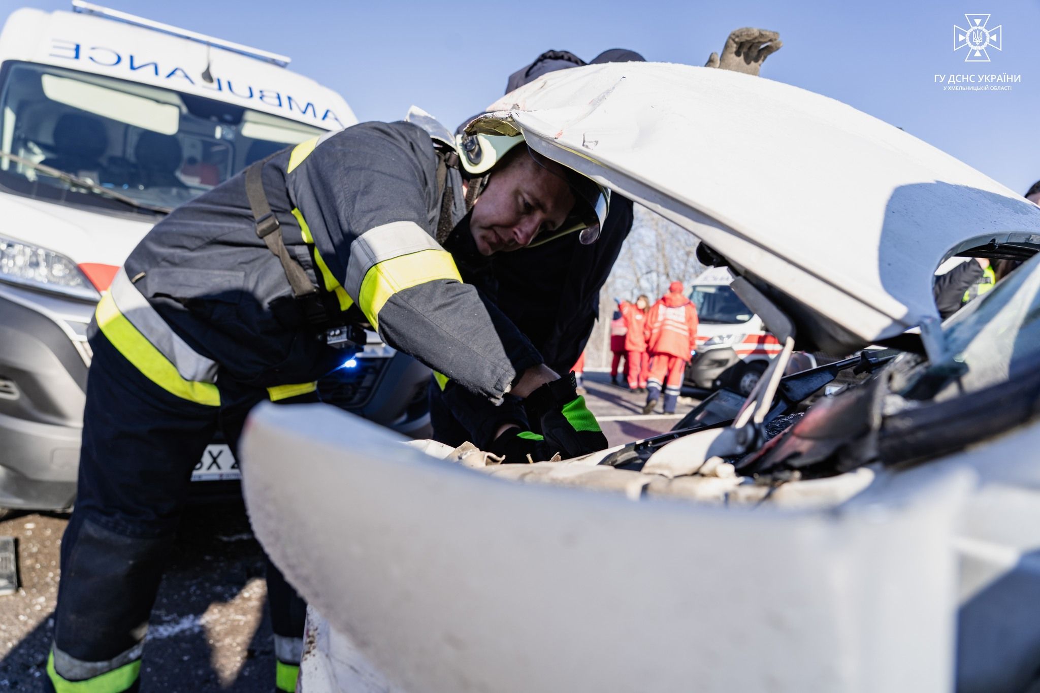 Новини Хмельницького - фото з ДТП біля Скаржинців за участю «швидкої»: троє людей в лікарні (ВІДЕО)