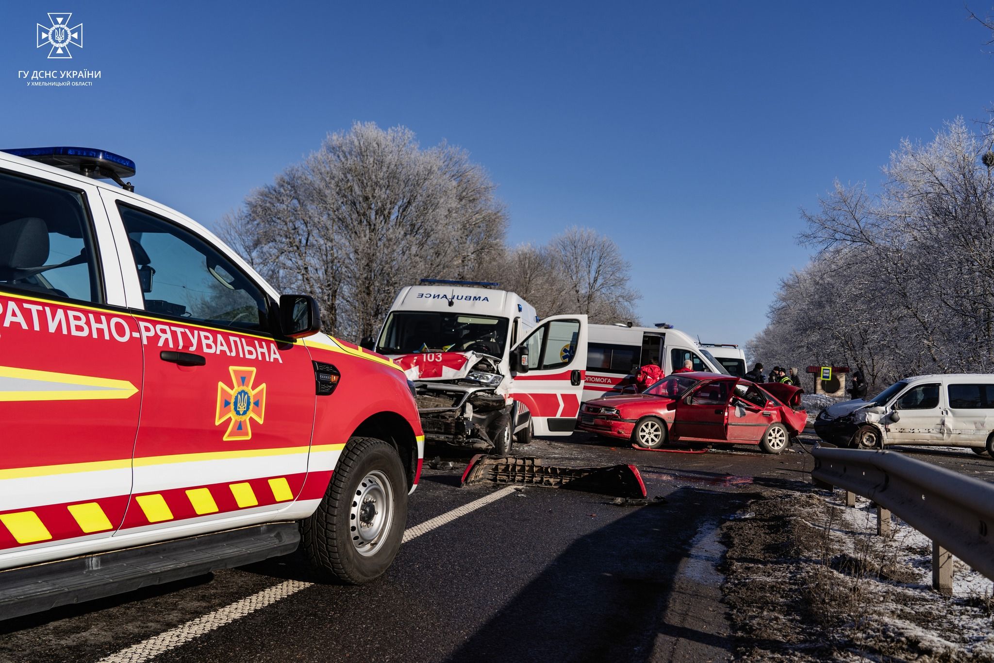 Новини Хмельницького - фото з ДТП біля Скаржинців за участю «швидкої»: троє людей в лікарні (ВІДЕО)