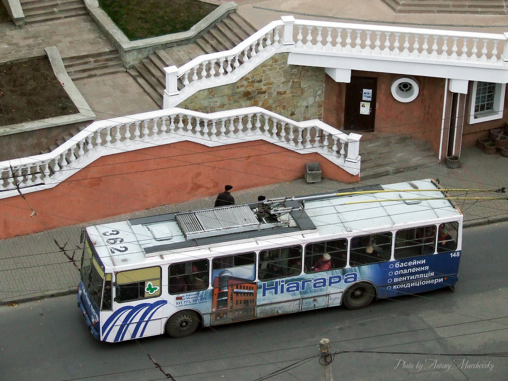 Новини Тернополя - фото з Який був громадський транспорт Тернополя 13 років тому: дивіться підбірку фото На зображенні може бути: 2 людини, трамвай та текст