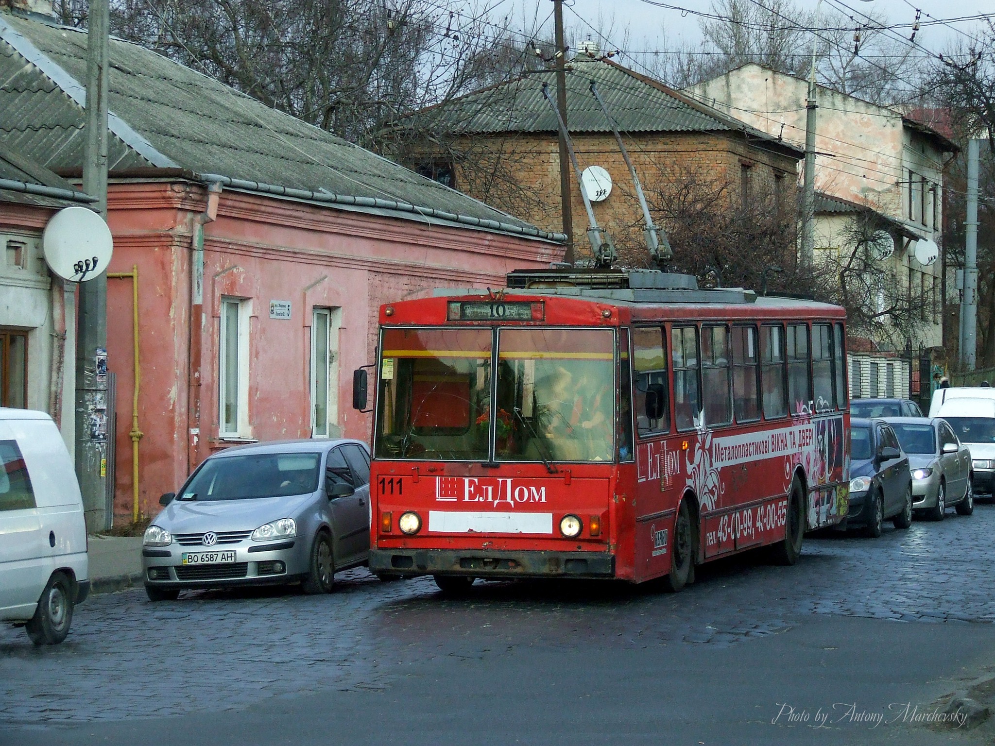 Новини Тернополя - фото з Який був громадський транспорт Тернополя 13 років тому: дивіться підбірку фото На зображенні може бути: трамвай, вулиця та текст