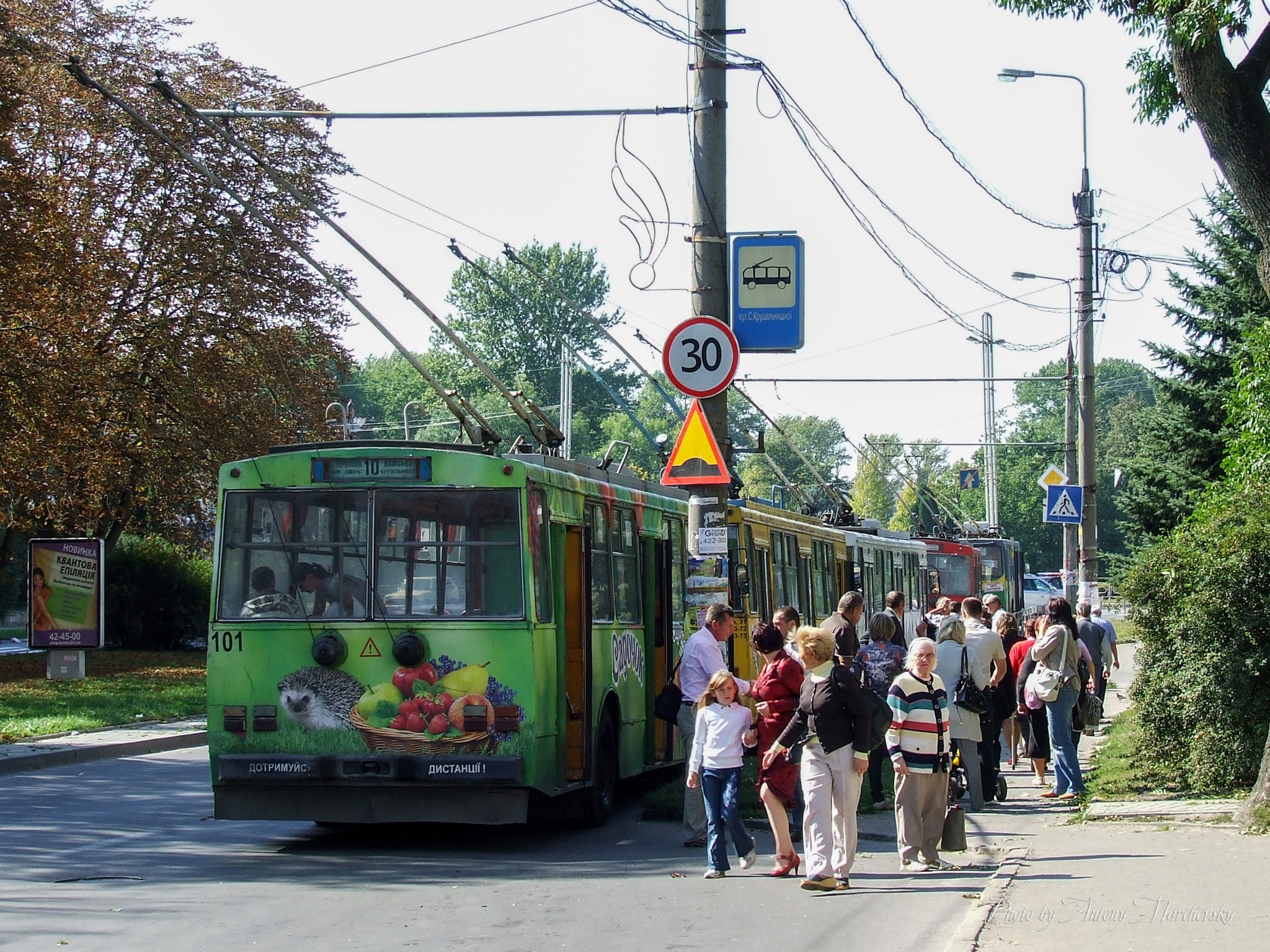 Новини Тернополя - фото з Який був громадський транспорт Тернополя 13 років тому: дивіться підбірку фото На зображенні може бути: 9 людей, канатна дорога, трамвай, вулиця та текст