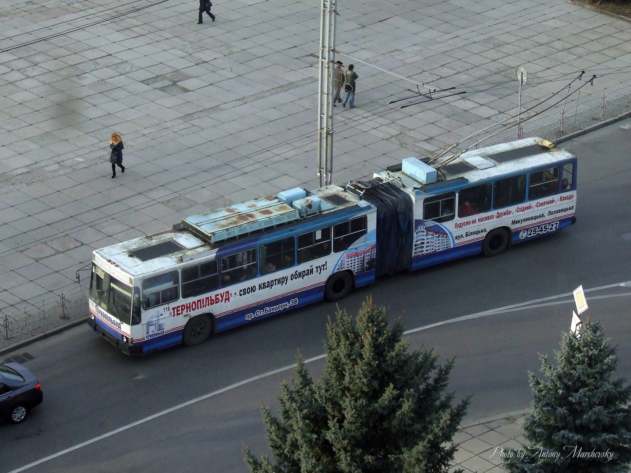 Новини Тернополя - фото з Який був громадський транспорт Тернополя 13 років тому: дивіться підбірку фото На зображенні може бути: 3 людини, трамвай та текст