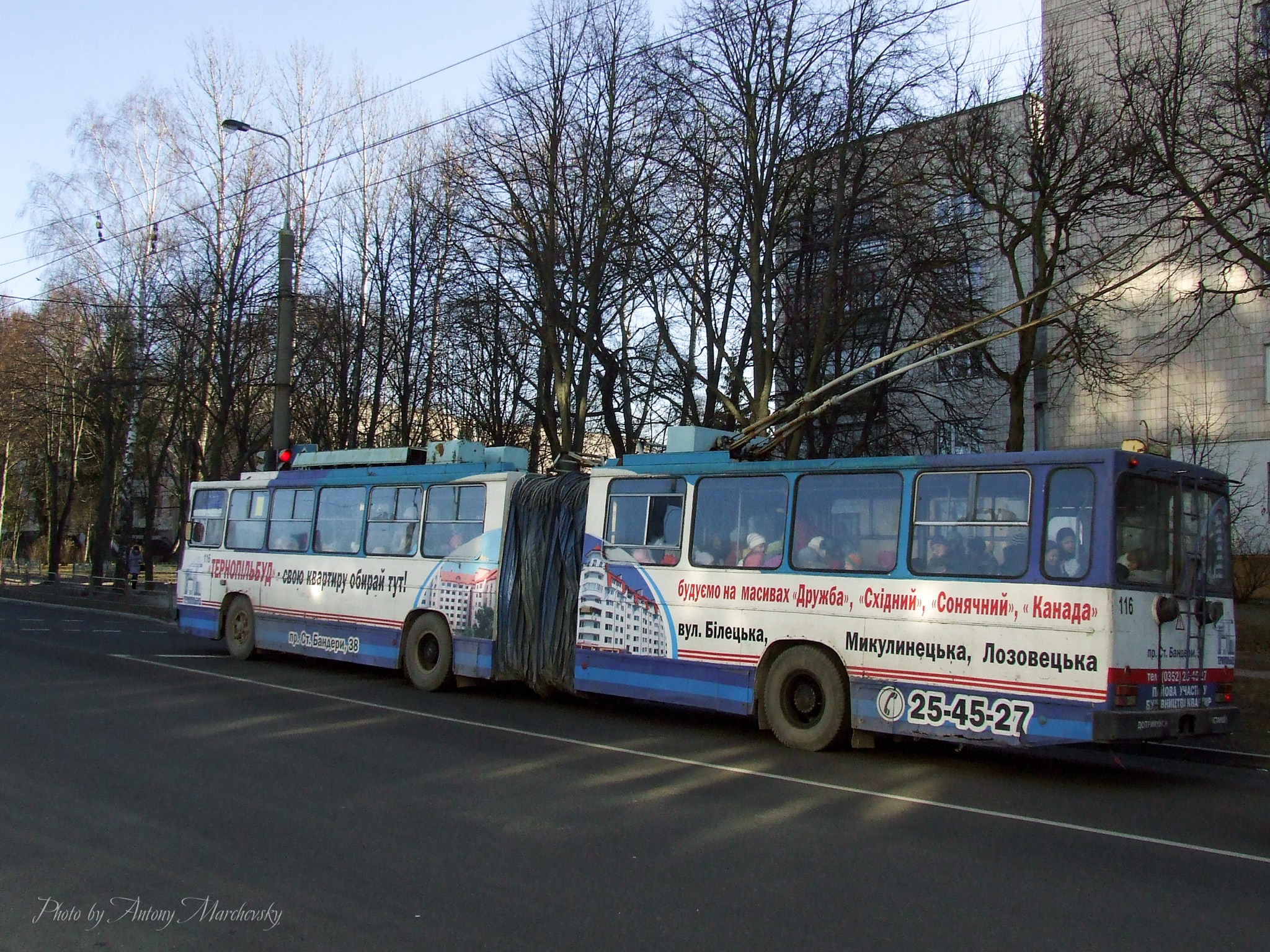 Новини Тернополя - фото з Який був громадський транспорт Тернополя 13 років тому: дивіться підбірку фото На зображенні може бути: трамвай, вулиця та текст
