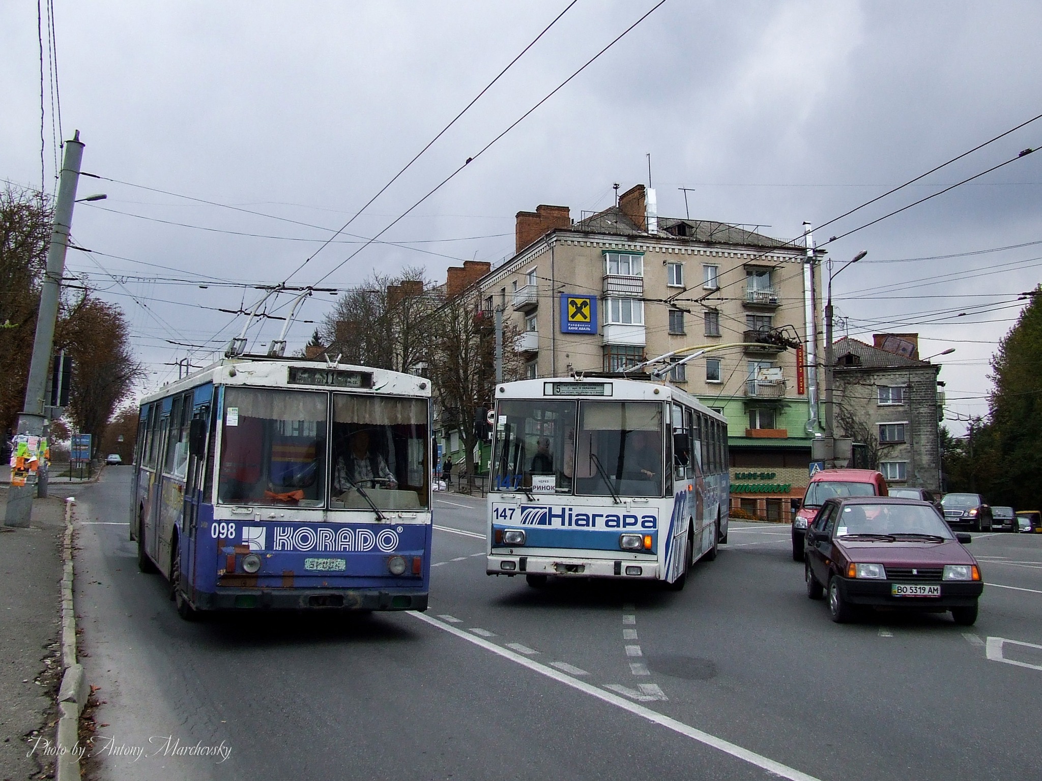 Новини Тернополя - фото з Який був громадський транспорт Тернополя 13 років тому: дивіться підбірку фото На зображенні може бути: трамвай, канатна дорога, вулиця та текст
