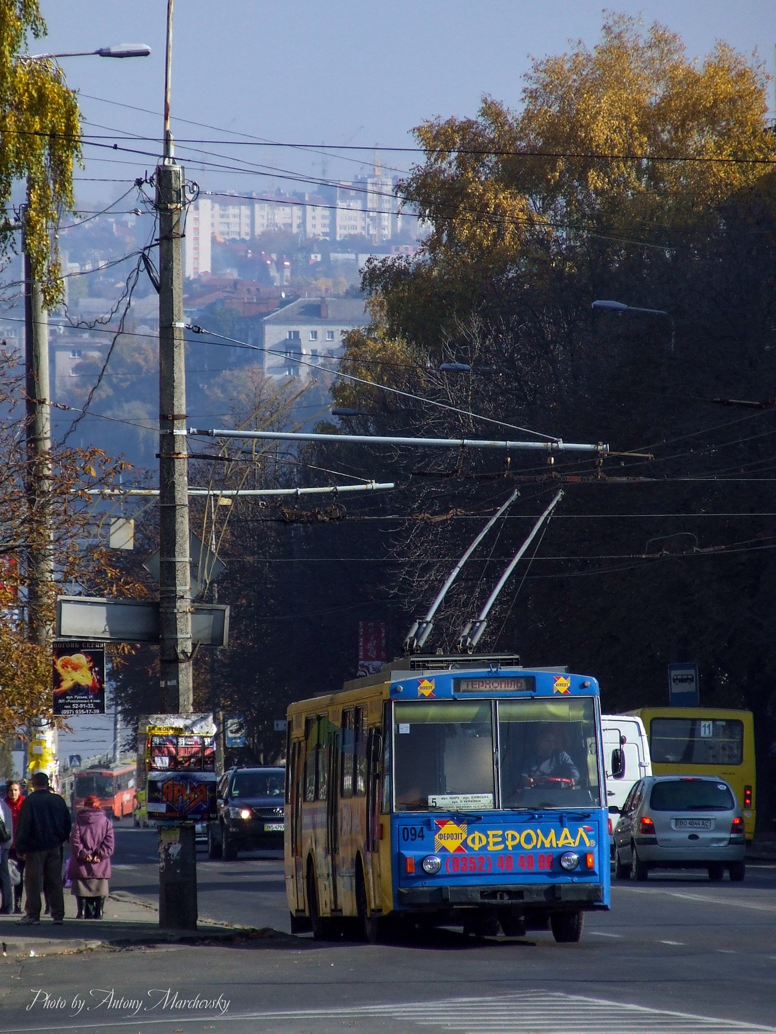 Новини Тернополя - фото з Який був громадський транспорт Тернополя 13 років тому: дивіться підбірку фото На зображенні може бути: 5 людей, трамвай, вулиця та текст