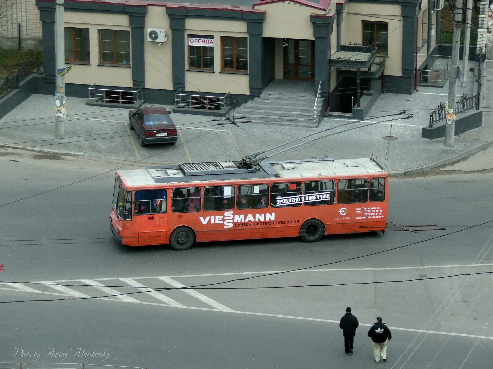 Новини Тернополя - фото з Який був громадський транспорт Тернополя 13 років тому: дивіться підбірку фото На зображенні може бути: 1 особа, трамвай, вулиця та текст