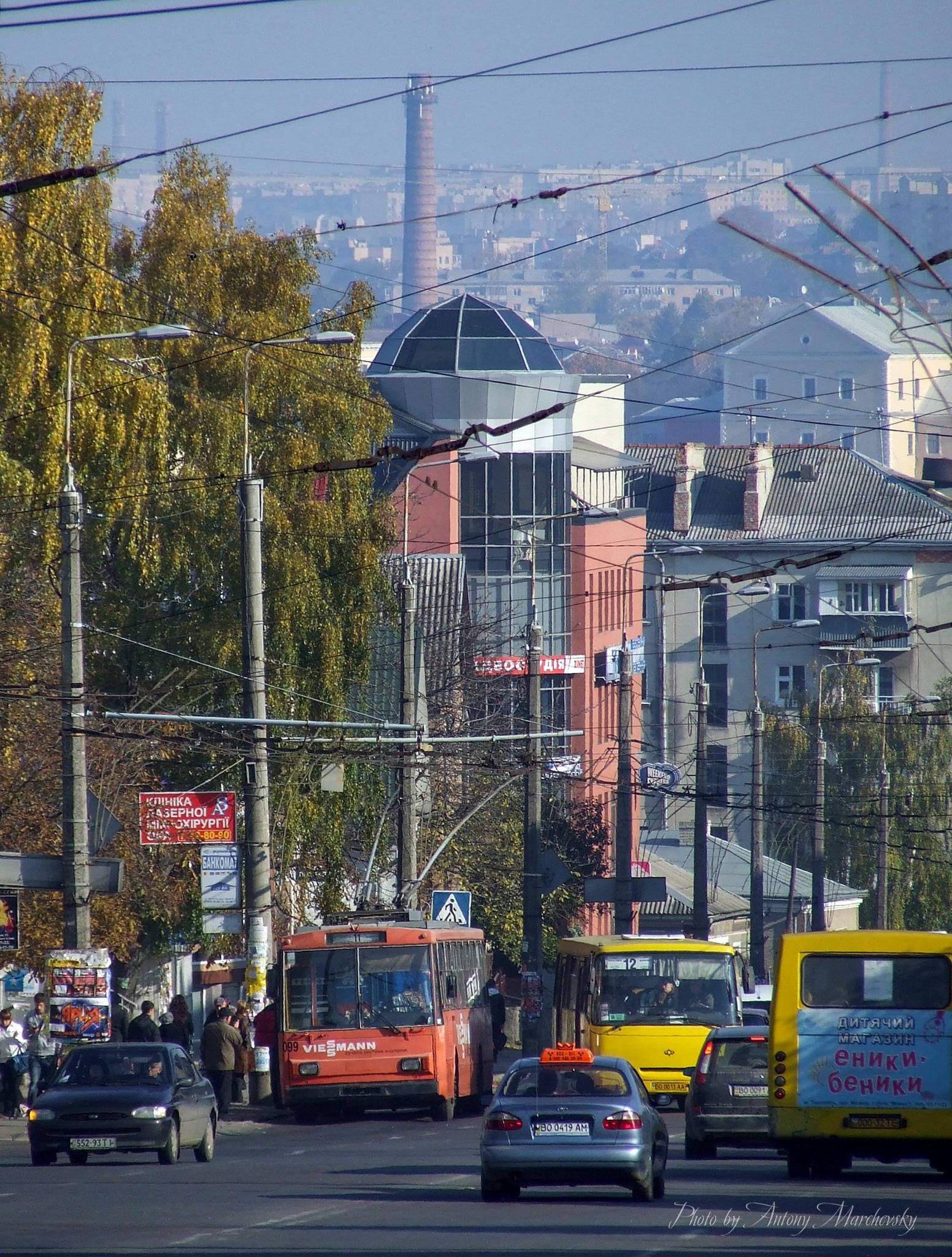 Новини Тернополя - фото з Який був громадський транспорт Тернополя 13 років тому: дивіться підбірку фото На зображенні може бути: 6 людей, канатна дорога, трамвай, вулиця та текст