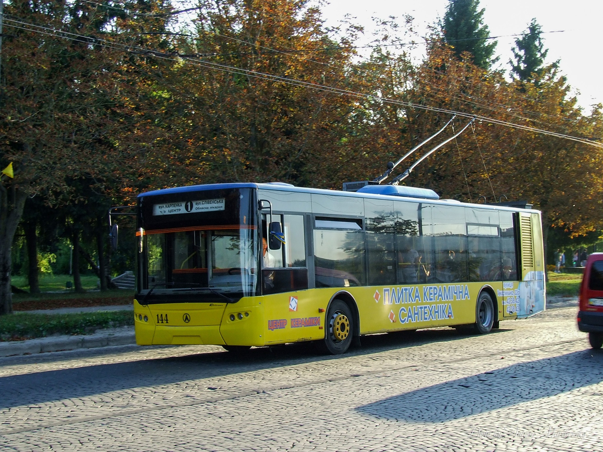 Новини Тернополя - фото з Який був громадський транспорт Тернополя 13 років тому: дивіться підбірку фото На зображенні може бути: трамвай та текст
