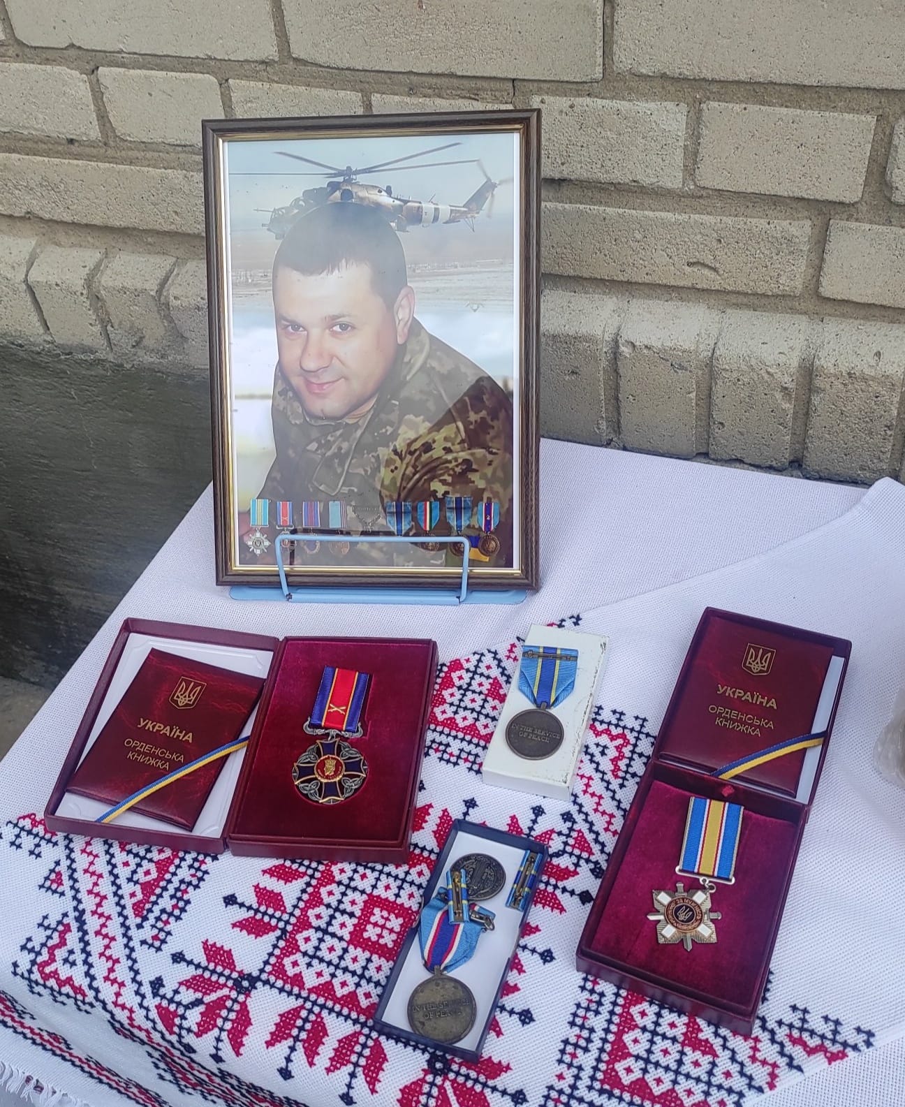 Новини Вінниці - фото з У Гайсині відкрили пам'ятну дошку на честь загиблого льотчика Сергія Колісніченка