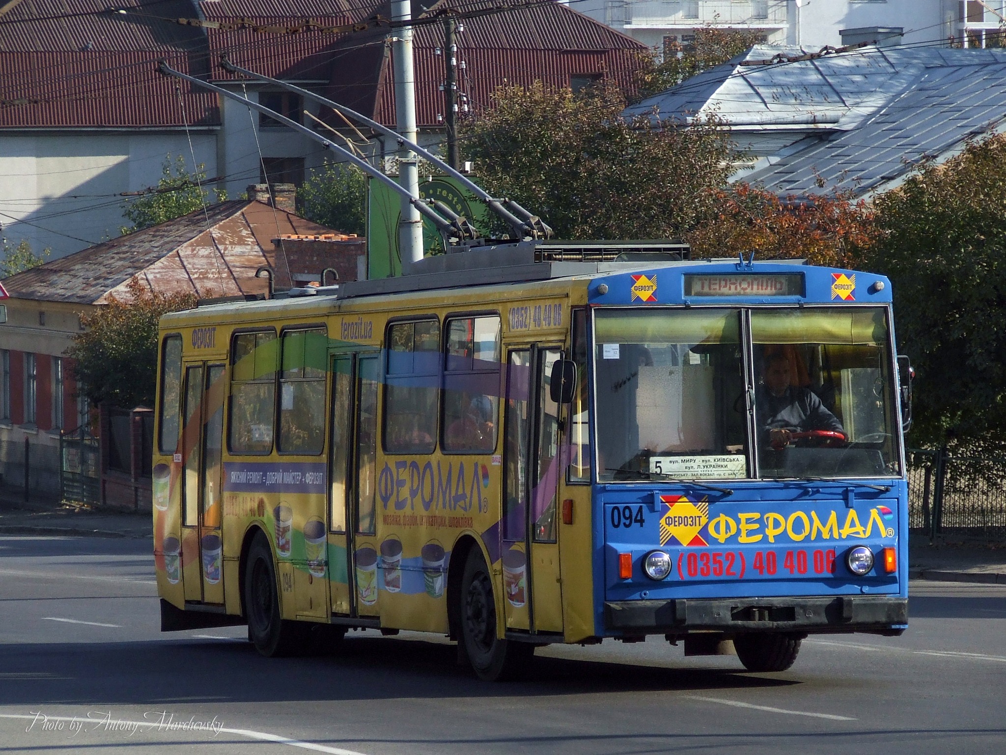 Новини Тернополя - фото з Який був громадський транспорт Тернополя 13 років тому: дивіться підбірку фото На зображенні може бути: 1 особа, канатна дорога, трамвай, вулиця та текст
