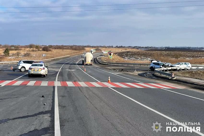 На зображенні може бути: автомобіль, дорога та текст