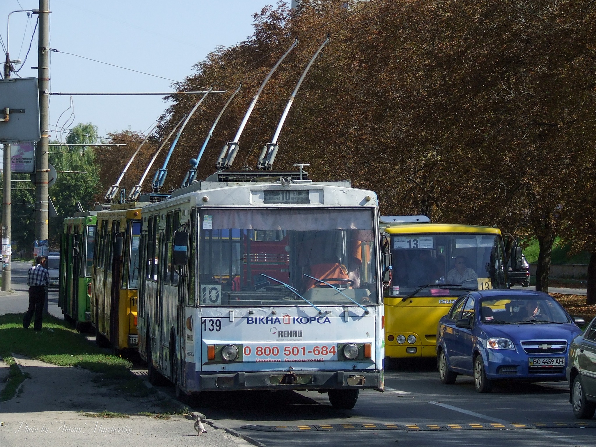 Новини Тернополя - фото з Який був громадський транспорт Тернополя 13 років тому: дивіться підбірку фото На зображенні може бути: 2 людини, трамвай та текст