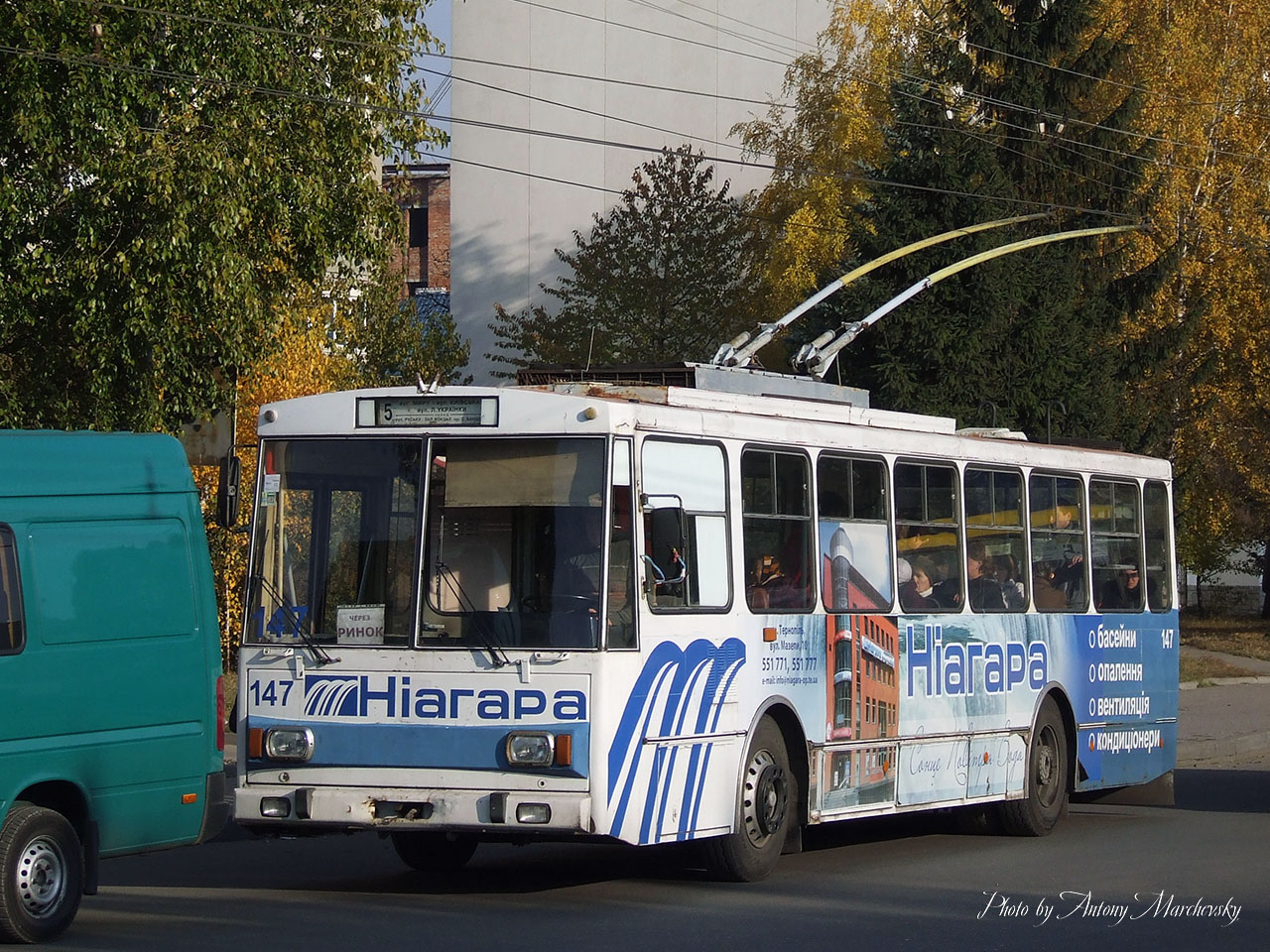 Новини Тернополя - фото з Який був громадський транспорт Тернополя 13 років тому: дивіться підбірку фото На зображенні може бути: 1 особа, трамвай та текст