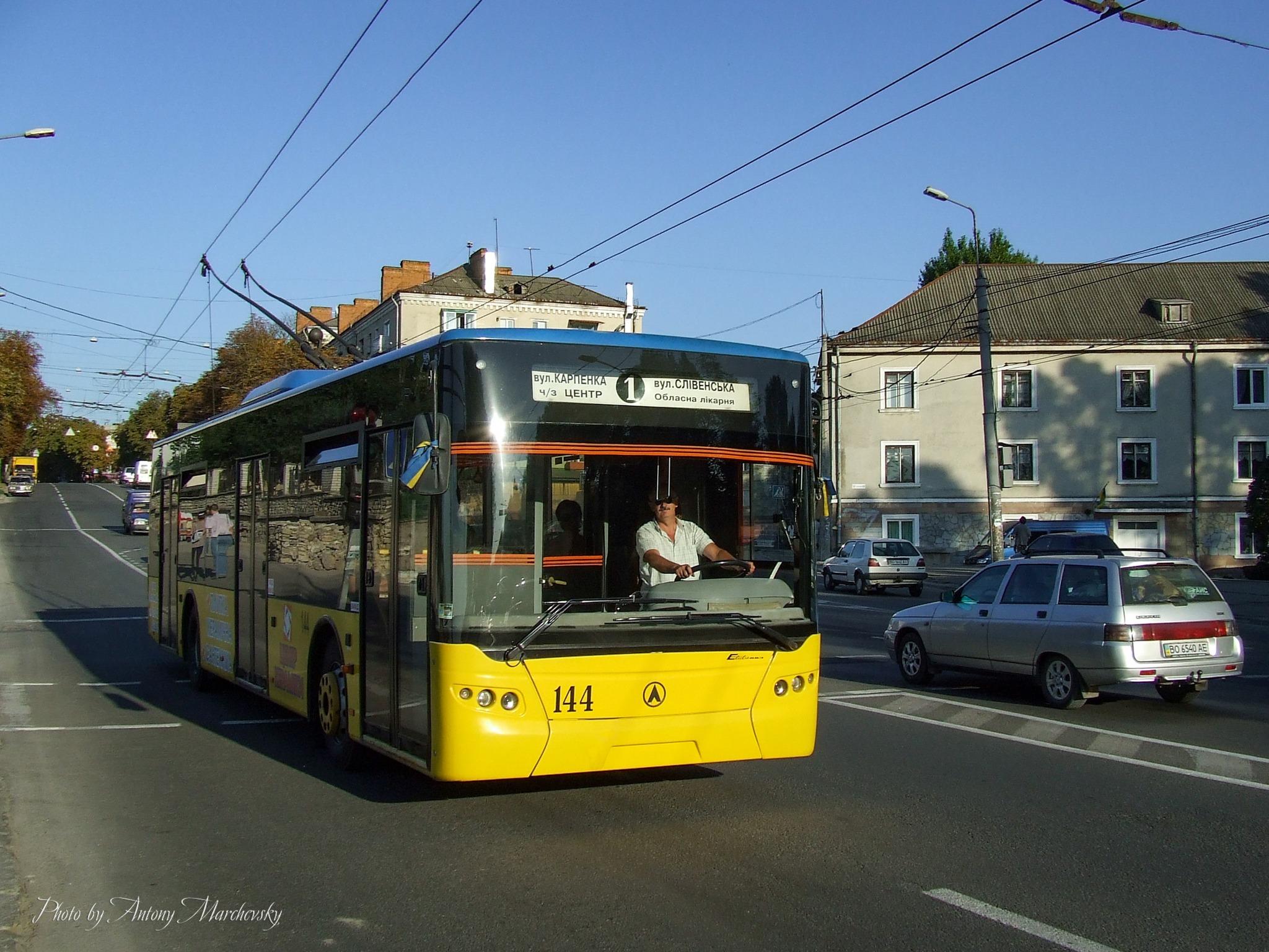 Новини Тернополя - фото з Який був громадський транспорт Тернополя 13 років тому: дивіться підбірку фото На зображенні може бути: 3 людини, трамвай та текст