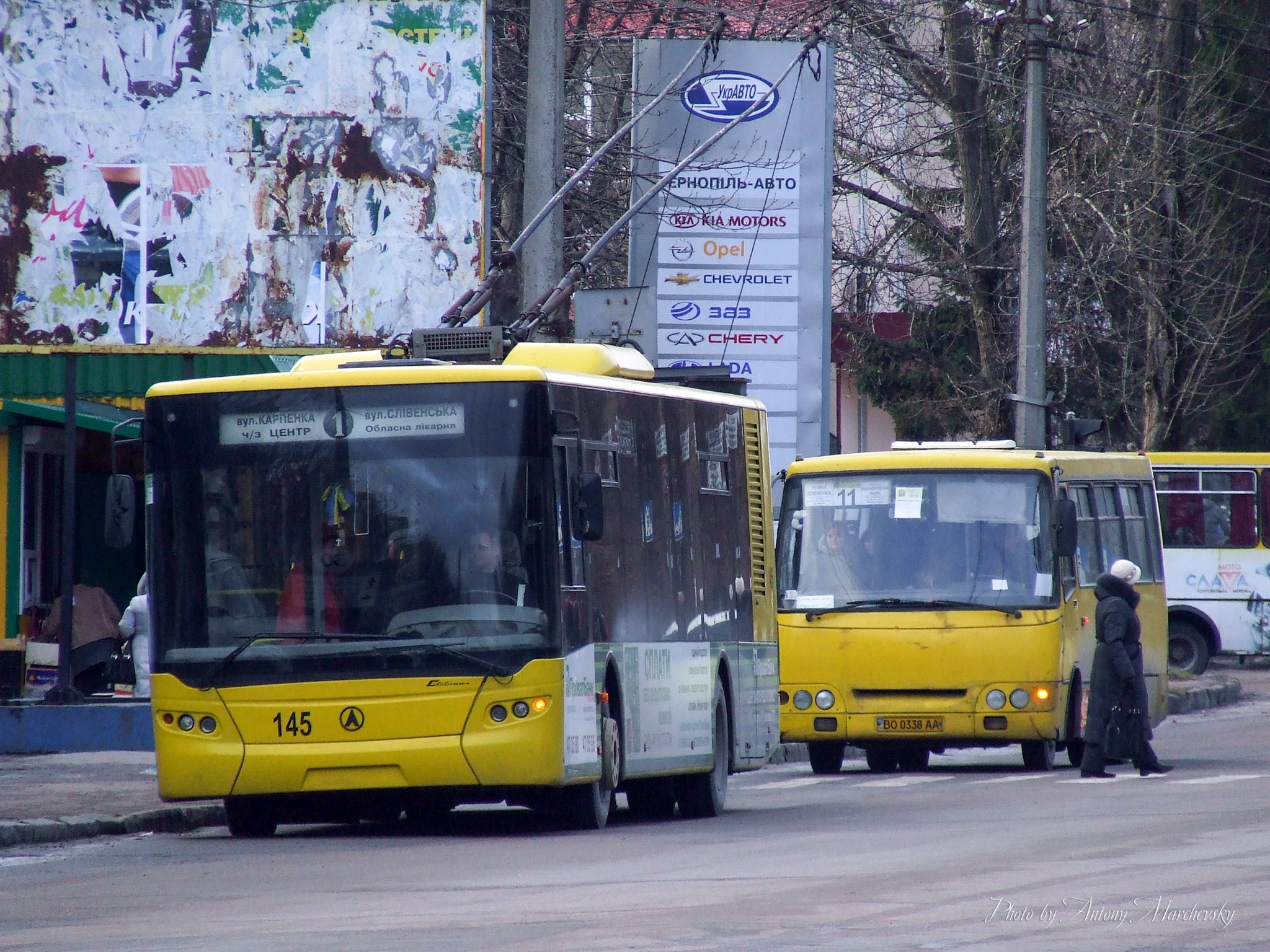 Новини Тернополя - фото з Який був громадський транспорт Тернополя 13 років тому: дивіться підбірку фото На зображенні може бути: 2 людини, трамвай та текст