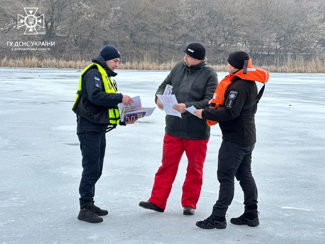 Новини Житомира - фото з Рятувальники та поліцейські вийшли на кригу, аби попередити рибалок про небезпеку