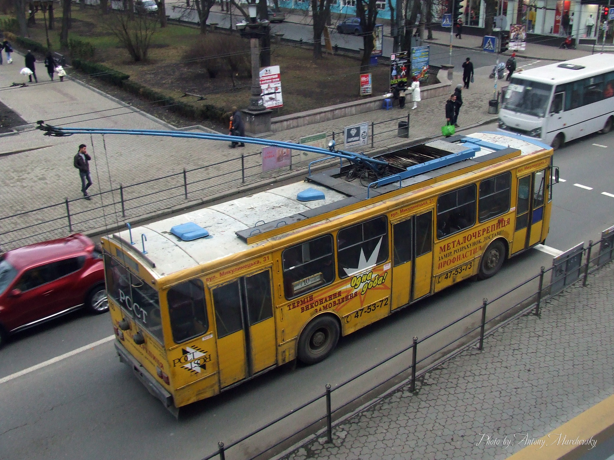 Новини Тернополя - фото з Який був громадський транспорт Тернополя 13 років тому: дивіться підбірку фото На зображенні може бути: 9 людей, трамвай та текст