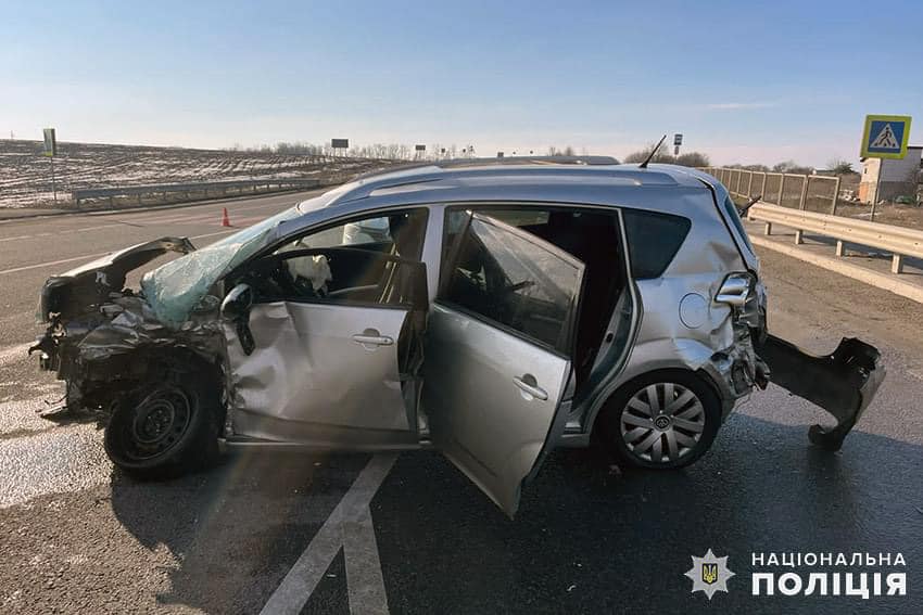 На зображенні може бути: автомобіль, дорога та текст