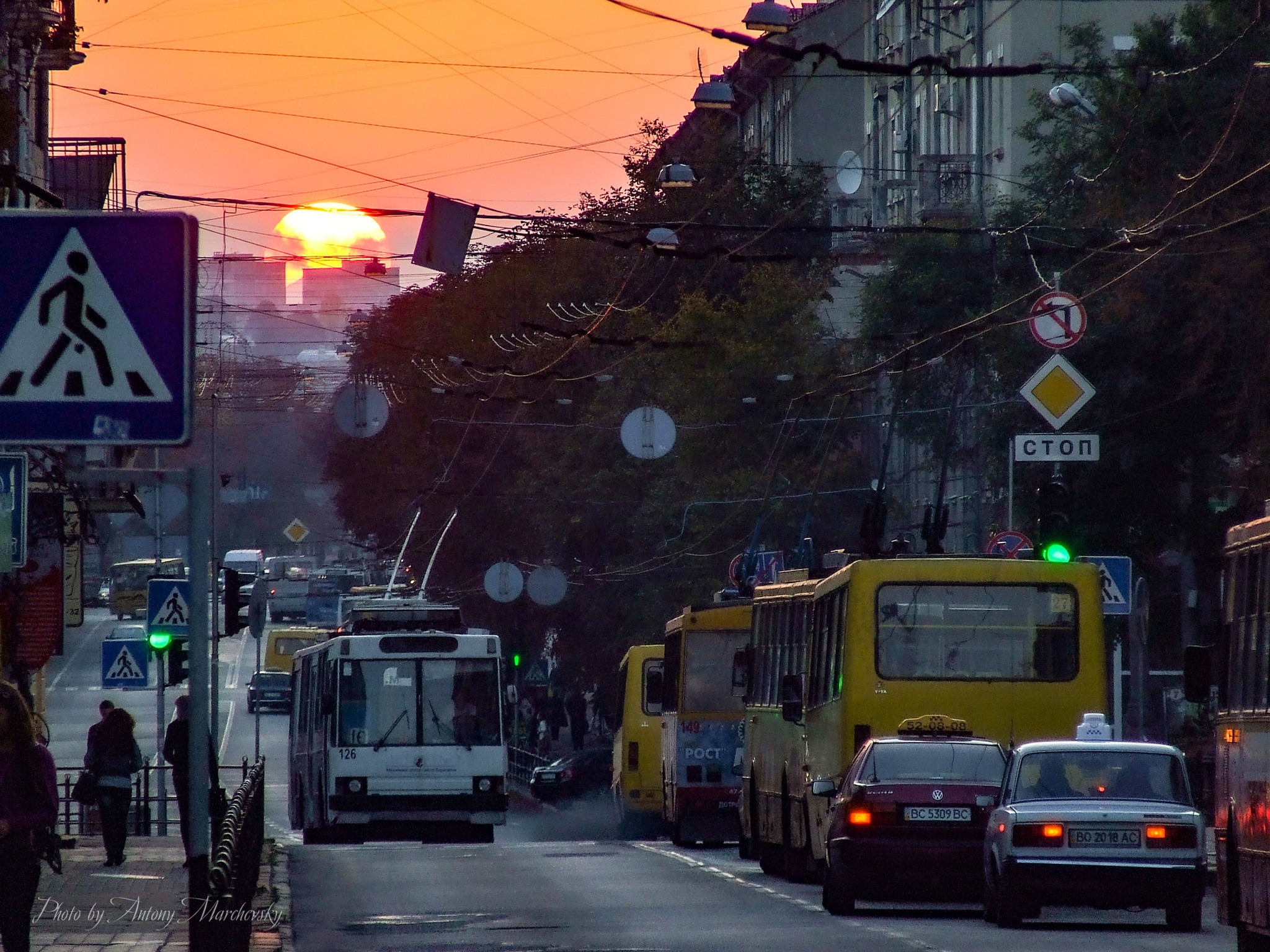 Новини Тернополя - фото з Який був громадський транспорт Тернополя 13 років тому: дивіться підбірку фото На зображенні може бути: 3 людини, трамвай, вулиця, дорога, сутінки та текст «cTon Antony BC5309BC»