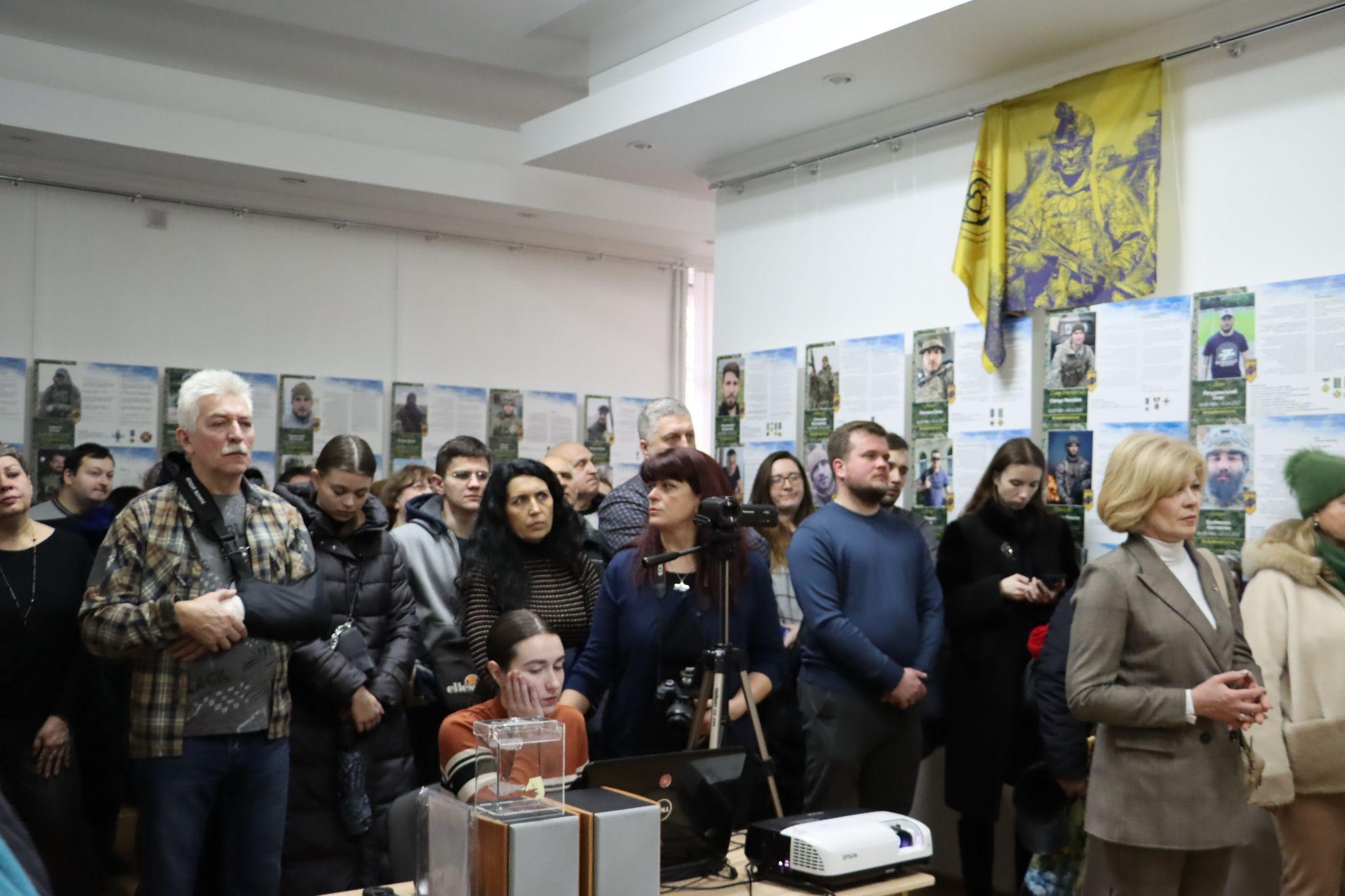 Новини Тернополя - фото з Мешканці Тернополя можуть відвідати виставку про «янголів Маріуполя» (Репортаж)