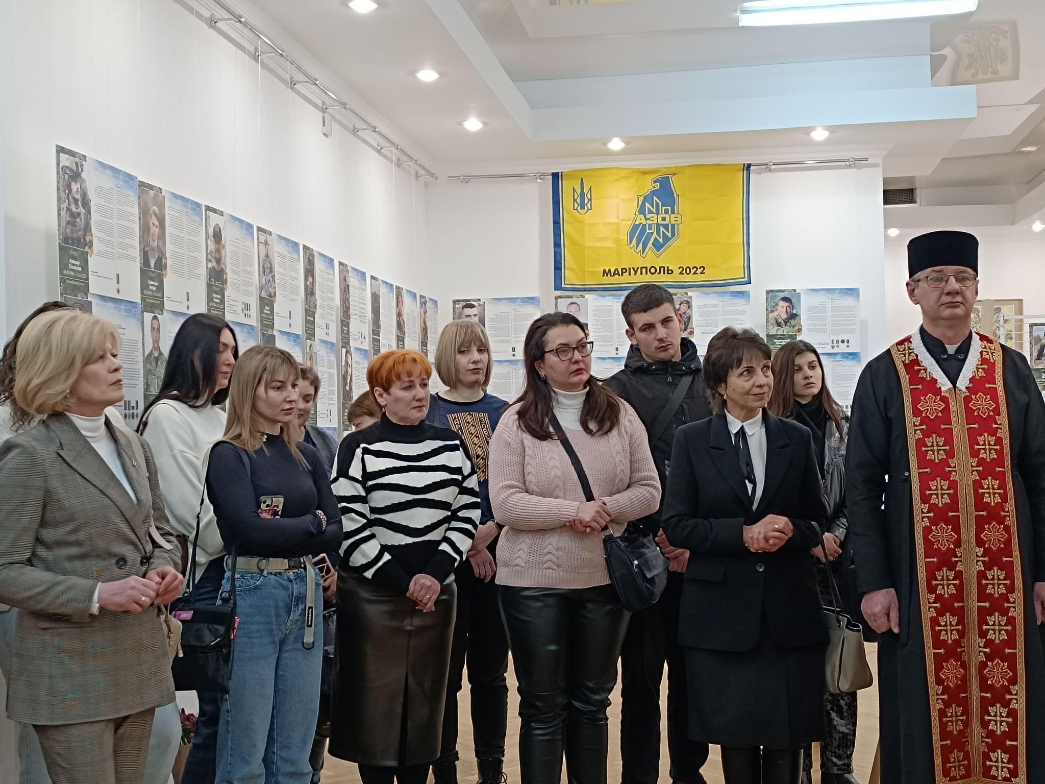 Новини Тернополя - фото з Мешканці Тернополя можуть відвідати виставку про «янголів Маріуполя» (Репортаж)