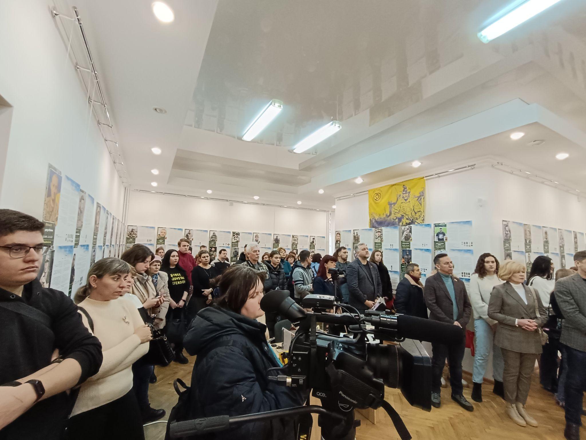 Новини Тернополя - фото з Мешканці Тернополя можуть відвідати виставку про «янголів Маріуполя» (Репортаж)