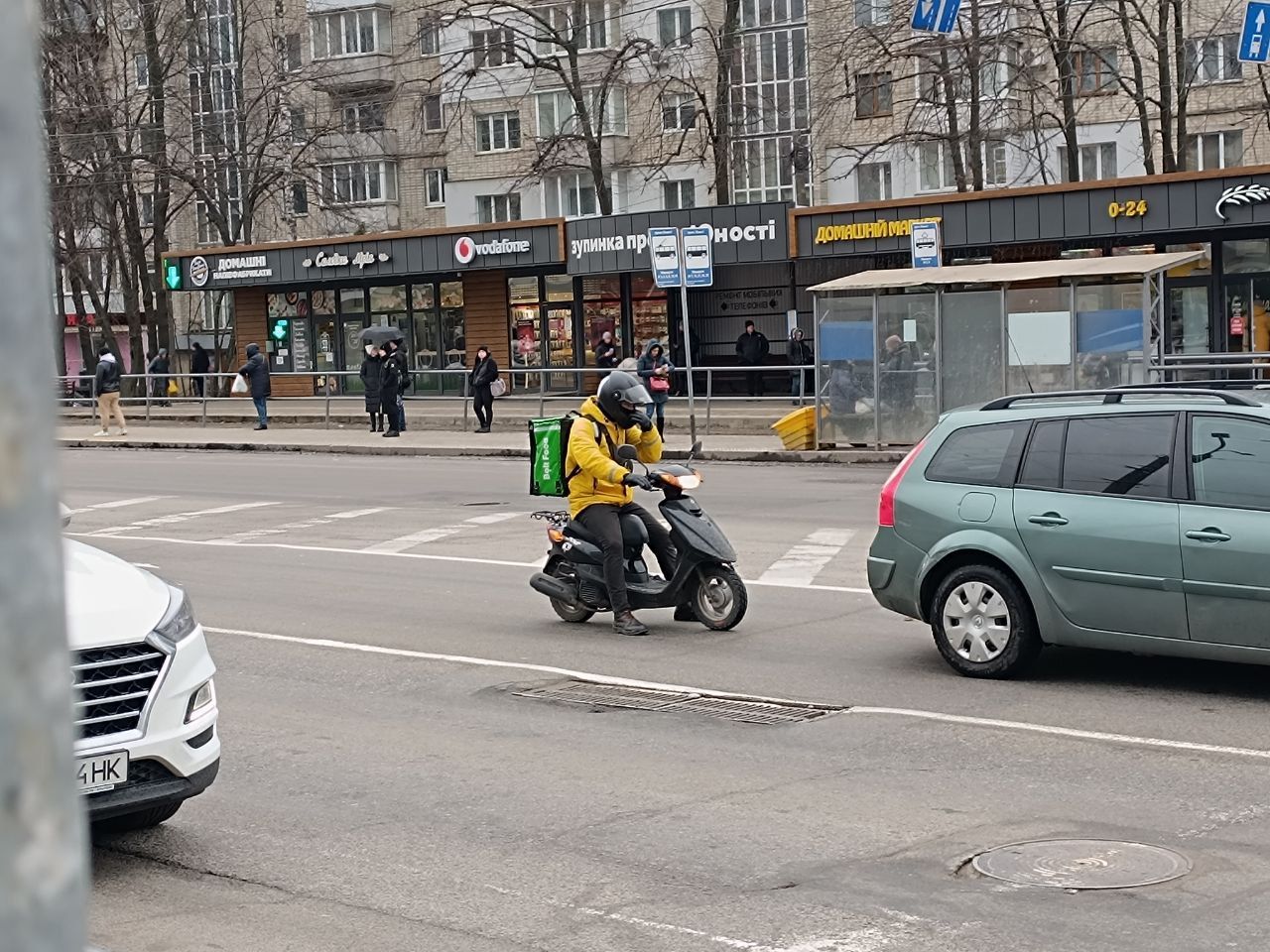 Новини Вінниці - фото з Падали, пересідали на громадський транспорт та добрі люди чай давали. Як кур'єри в холод працювали?