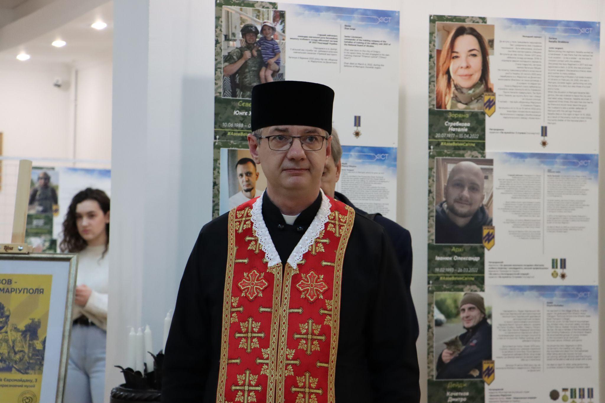 Новини Тернополя - фото з Мешканці Тернополя можуть відвідати виставку про «янголів Маріуполя» (Репортаж)