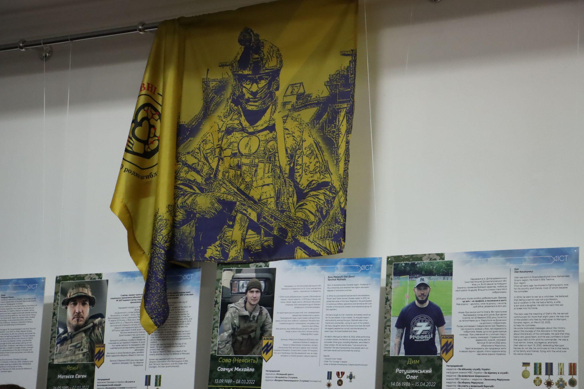 Новини Тернополя - фото з Мешканці Тернополя можуть відвідати виставку про «янголів Маріуполя» (Репортаж)