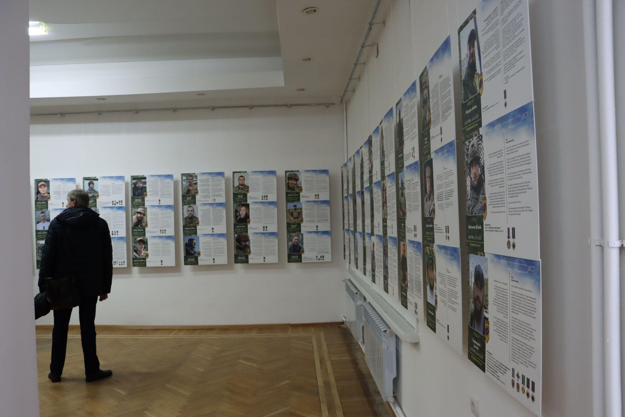 Новини Тернополя - фото з Мешканці Тернополя можуть відвідати виставку про «янголів Маріуполя» (Репортаж)