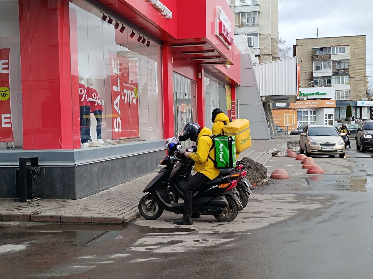 Новини Вінниці - фото з Падали, пересідали на громадський транспорт та добрі люди чай давали. Як кур'єри в холод працювали?
