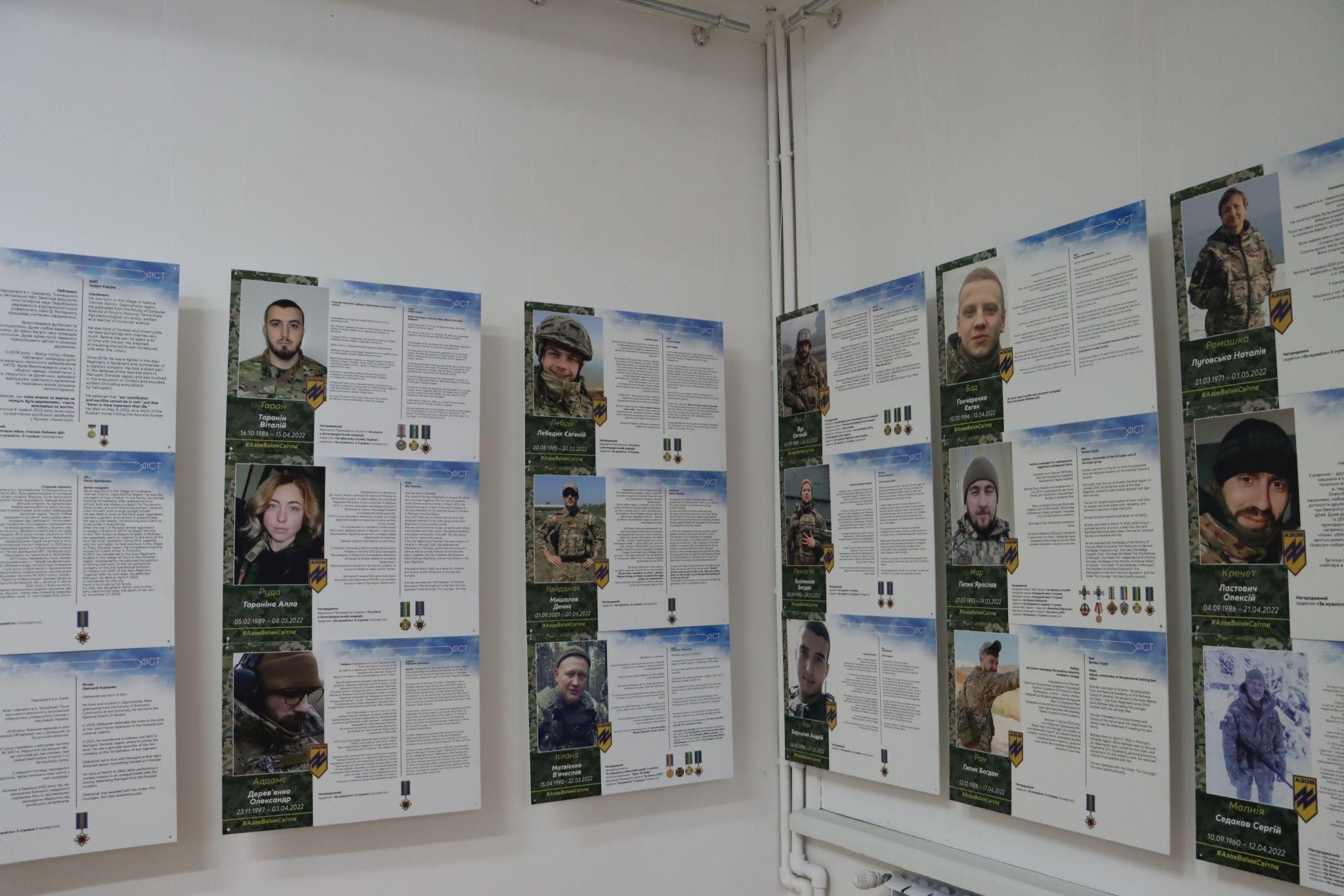 Новини Тернополя - фото з Мешканці Тернополя можуть відвідати виставку про «янголів Маріуполя» (Репортаж)