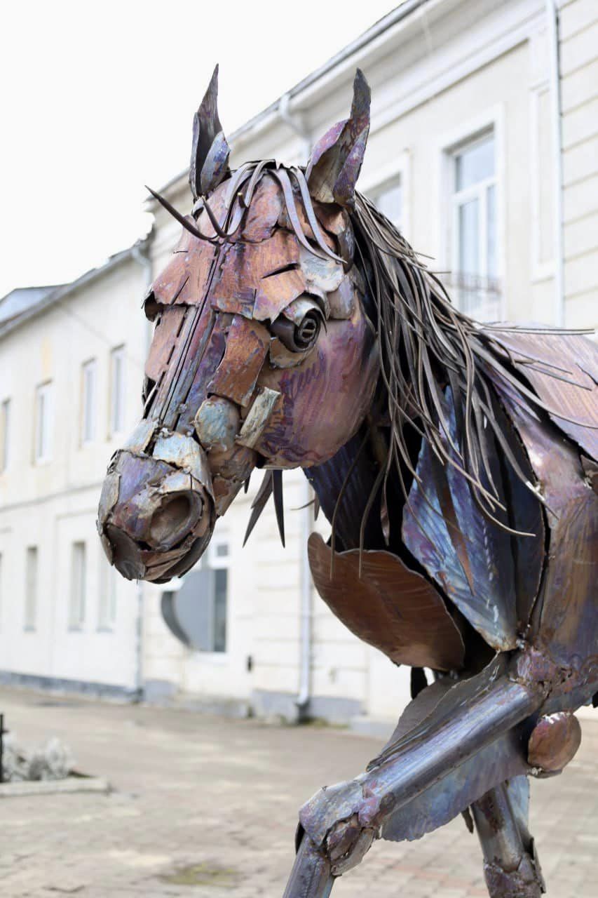 Новини Тернополя - фото з Місто з Америки подарувало Копичинцям скульптуру «Мустанг»