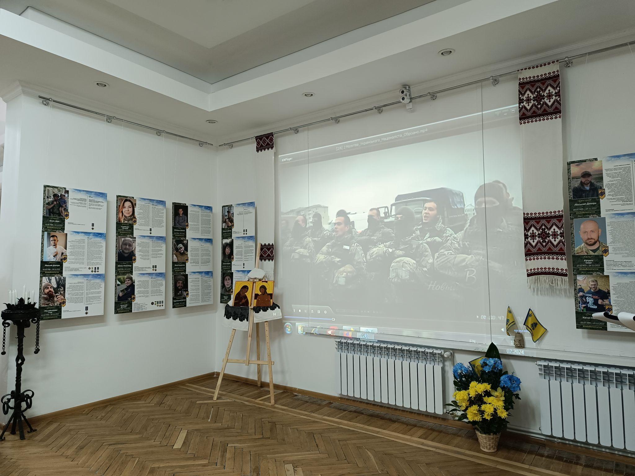 Новини Тернополя - фото з Мешканці Тернополя можуть відвідати виставку про «янголів Маріуполя» (Репортаж)